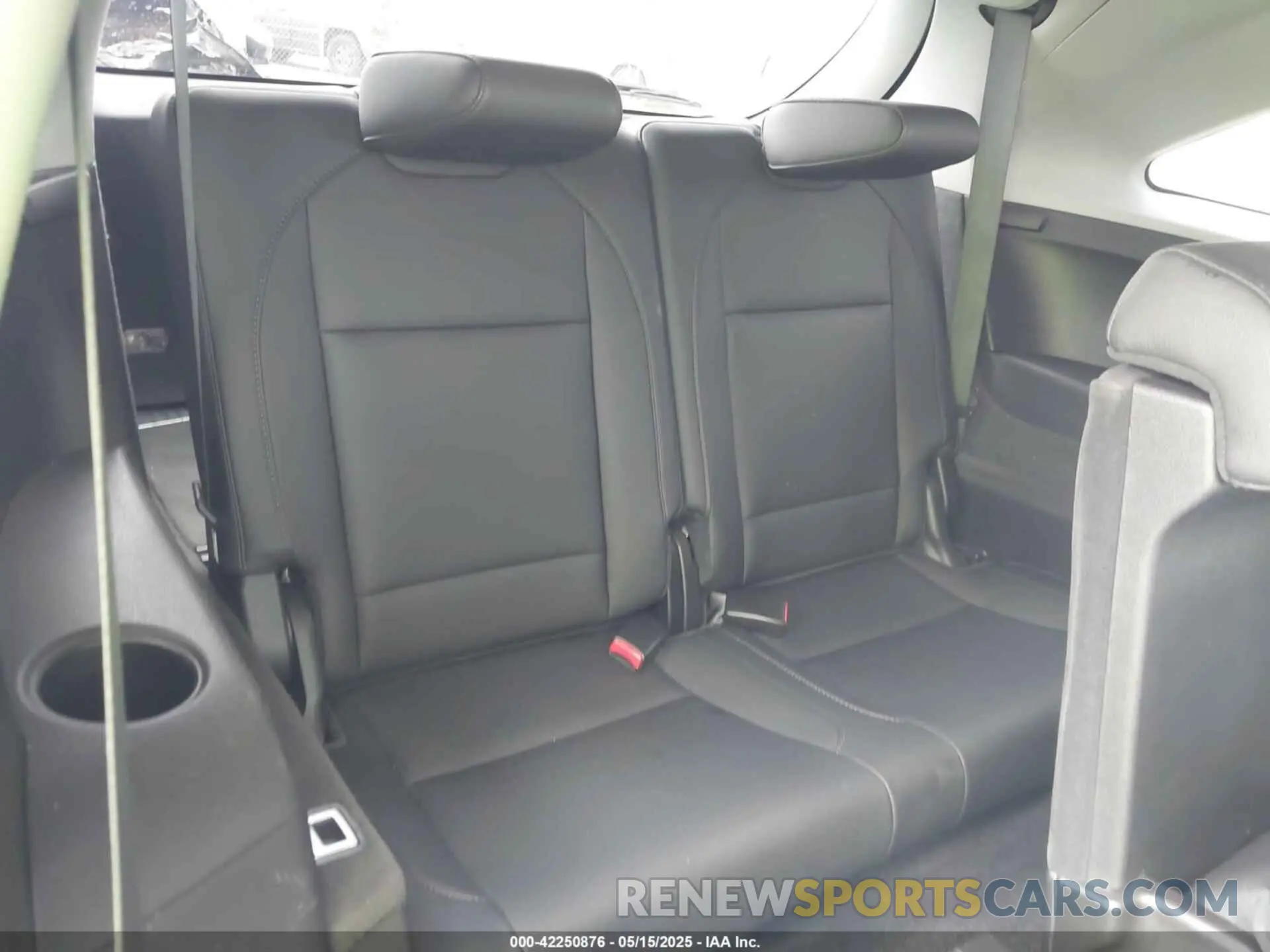 17 Photograph of a damaged car 5J8YD3H35KL012798 ACURA MDX 2019