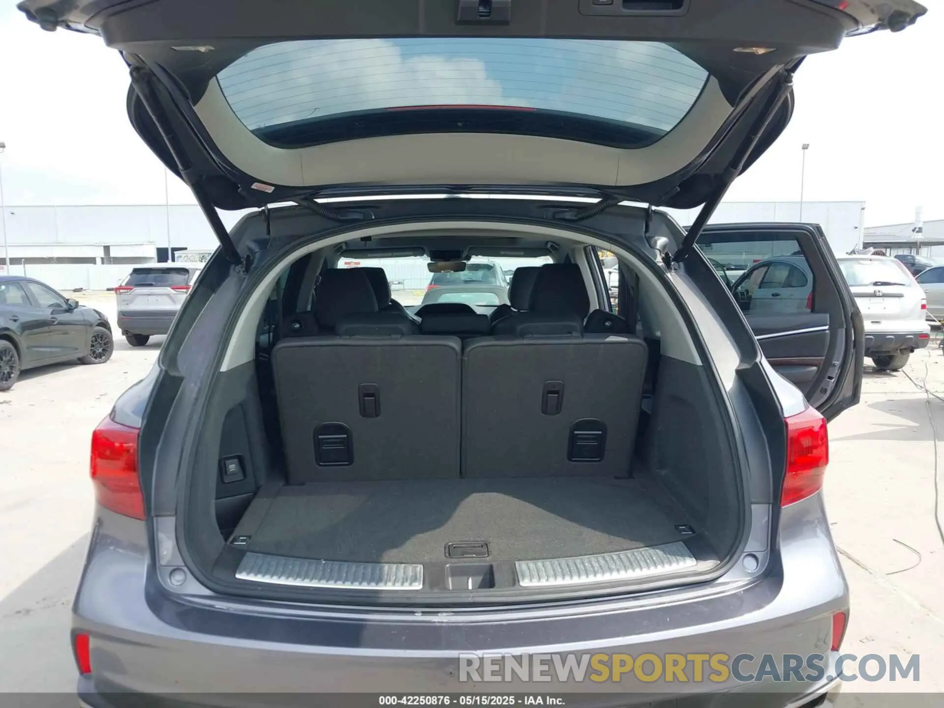 18 Photograph of a damaged car 5J8YD3H35KL012798 ACURA MDX 2019