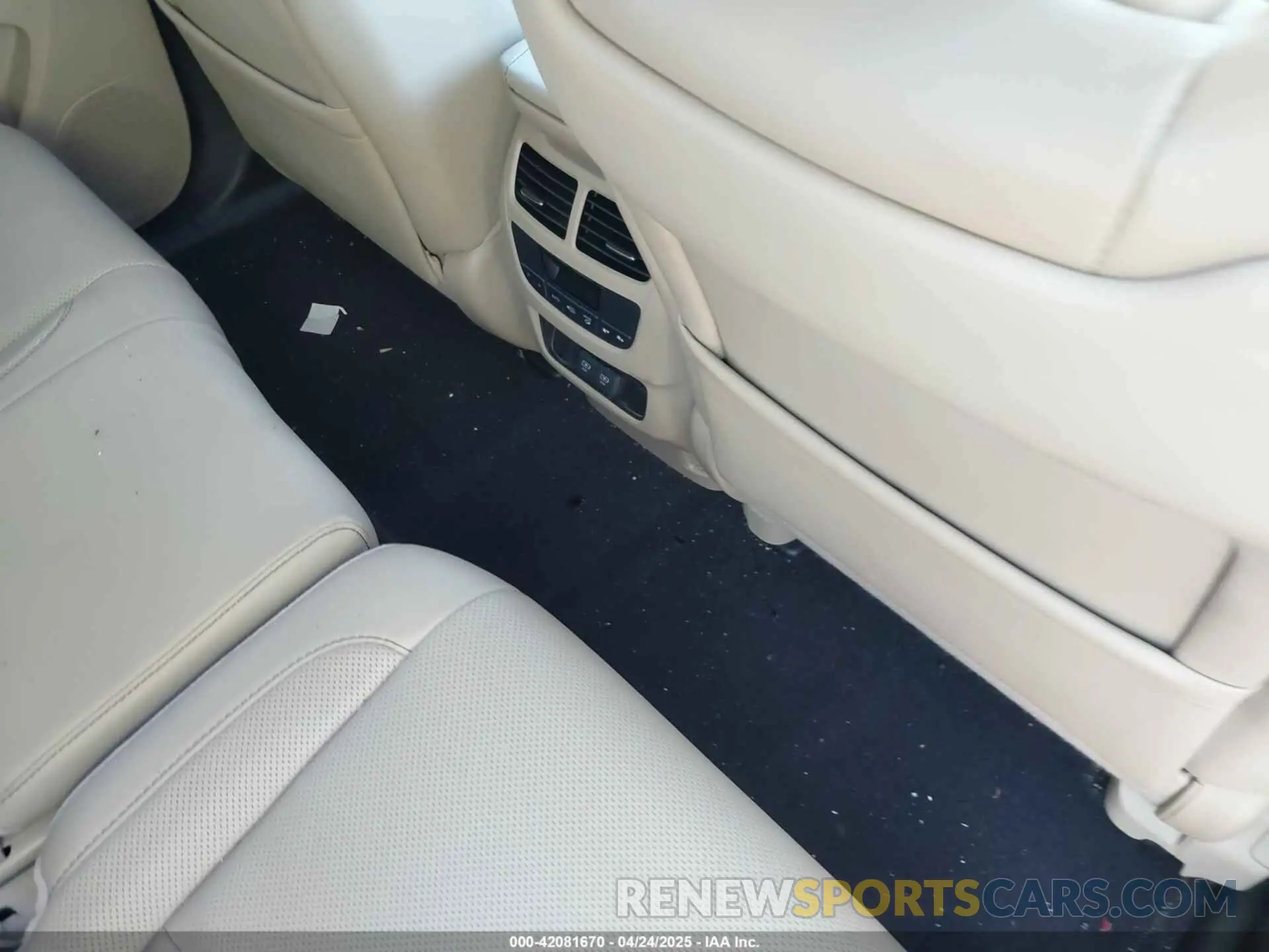 8 Photograph of a damaged car 5J8YD3H58KL012747 ACURA MDX 2019
