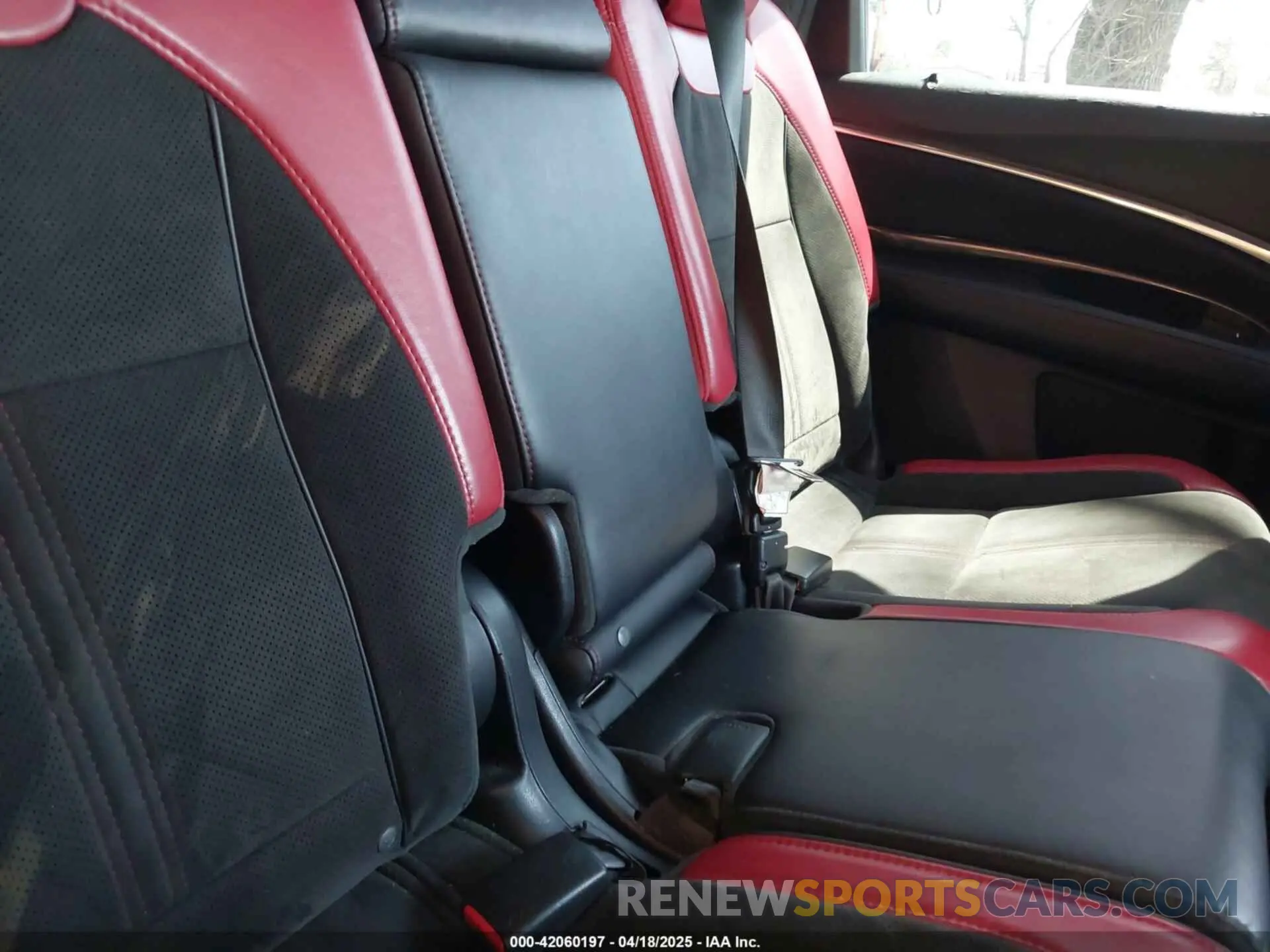 8 Photograph of a damaged car 5J8YD4H08KL009339 ACURA MDX 2019