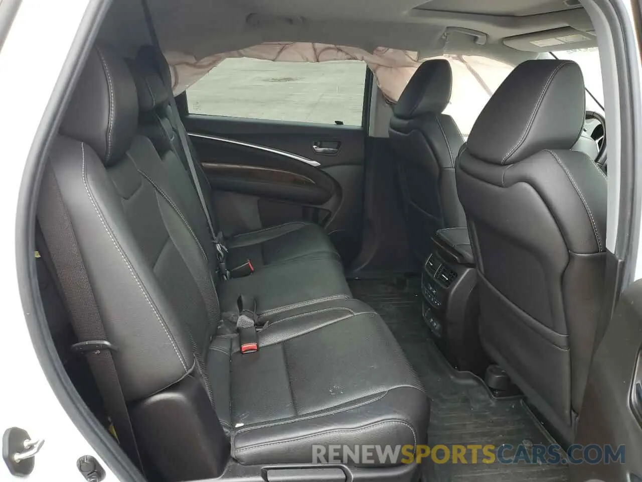 11 Photograph of a damaged car 5J8YD3H52LL009635 ACURA MDX 2020