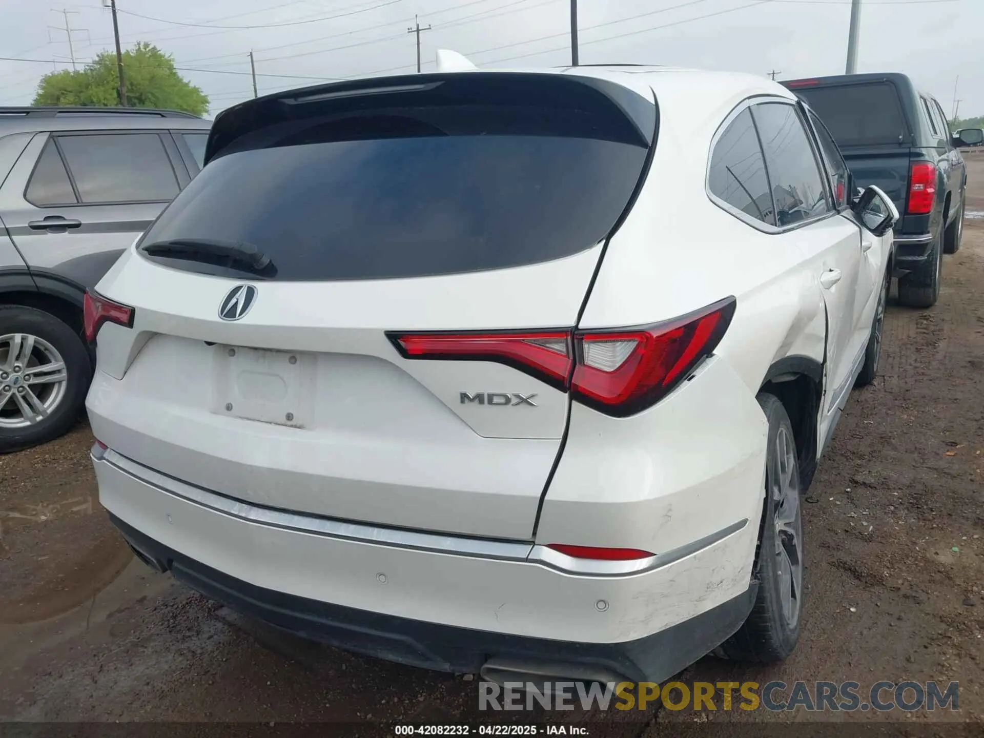 4 Photograph of a damaged car 5J8YD9H41NL007033 ACURA MDX 2022