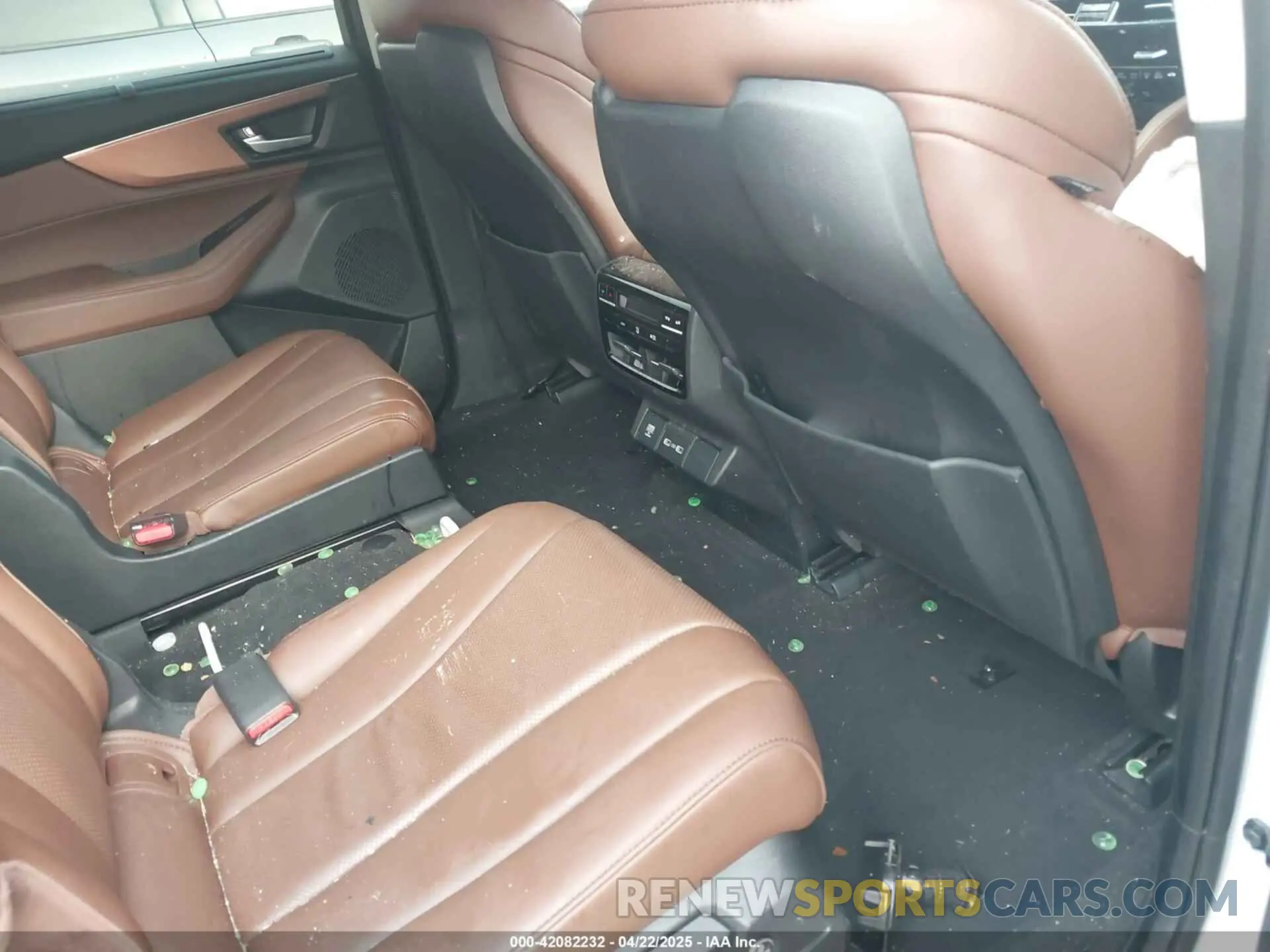 8 Photograph of a damaged car 5J8YD9H41NL007033 ACURA MDX 2022