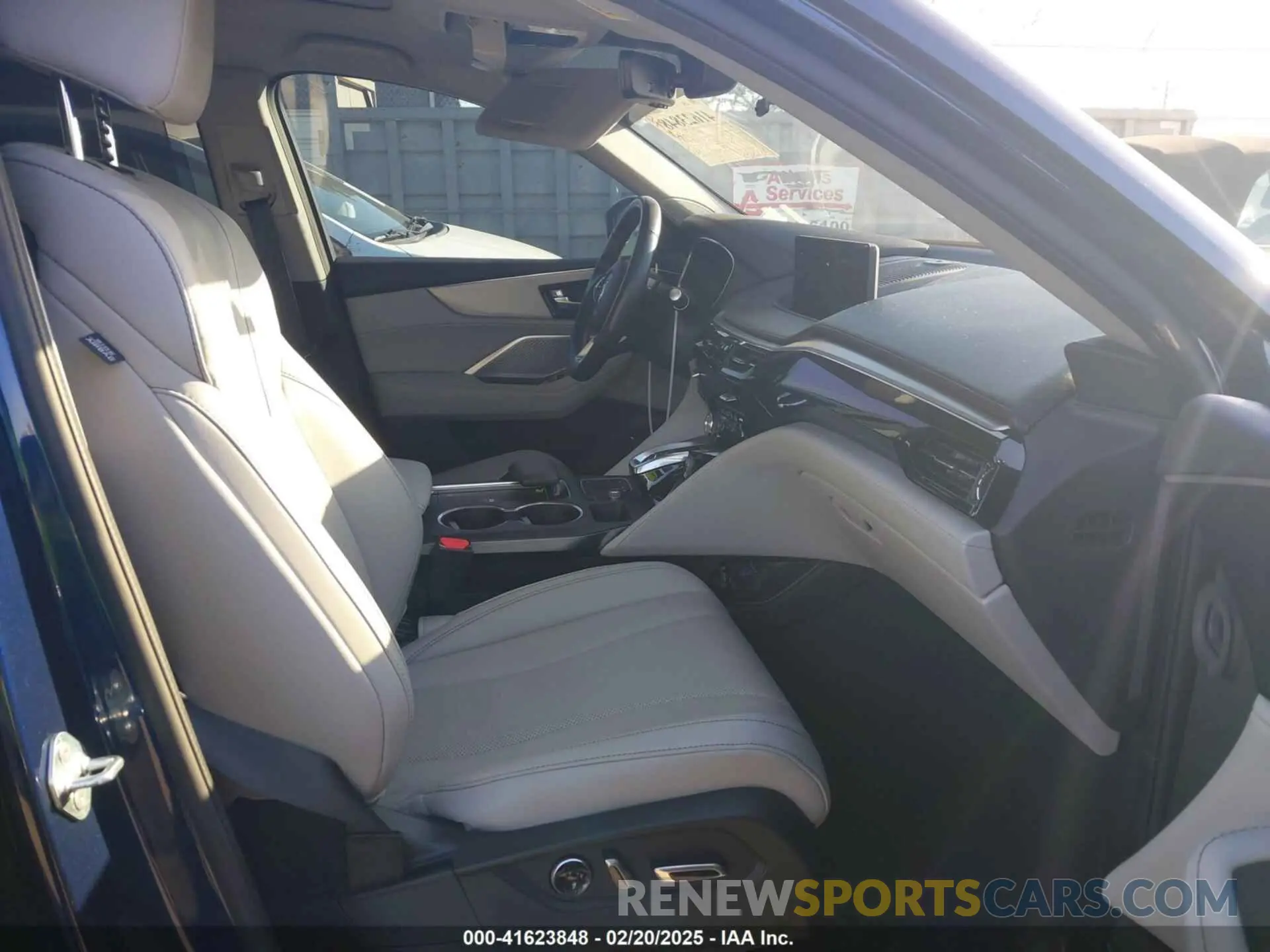 5 Photograph of a damaged car 5J8YD9H44NL007981 ACURA MDX 2022