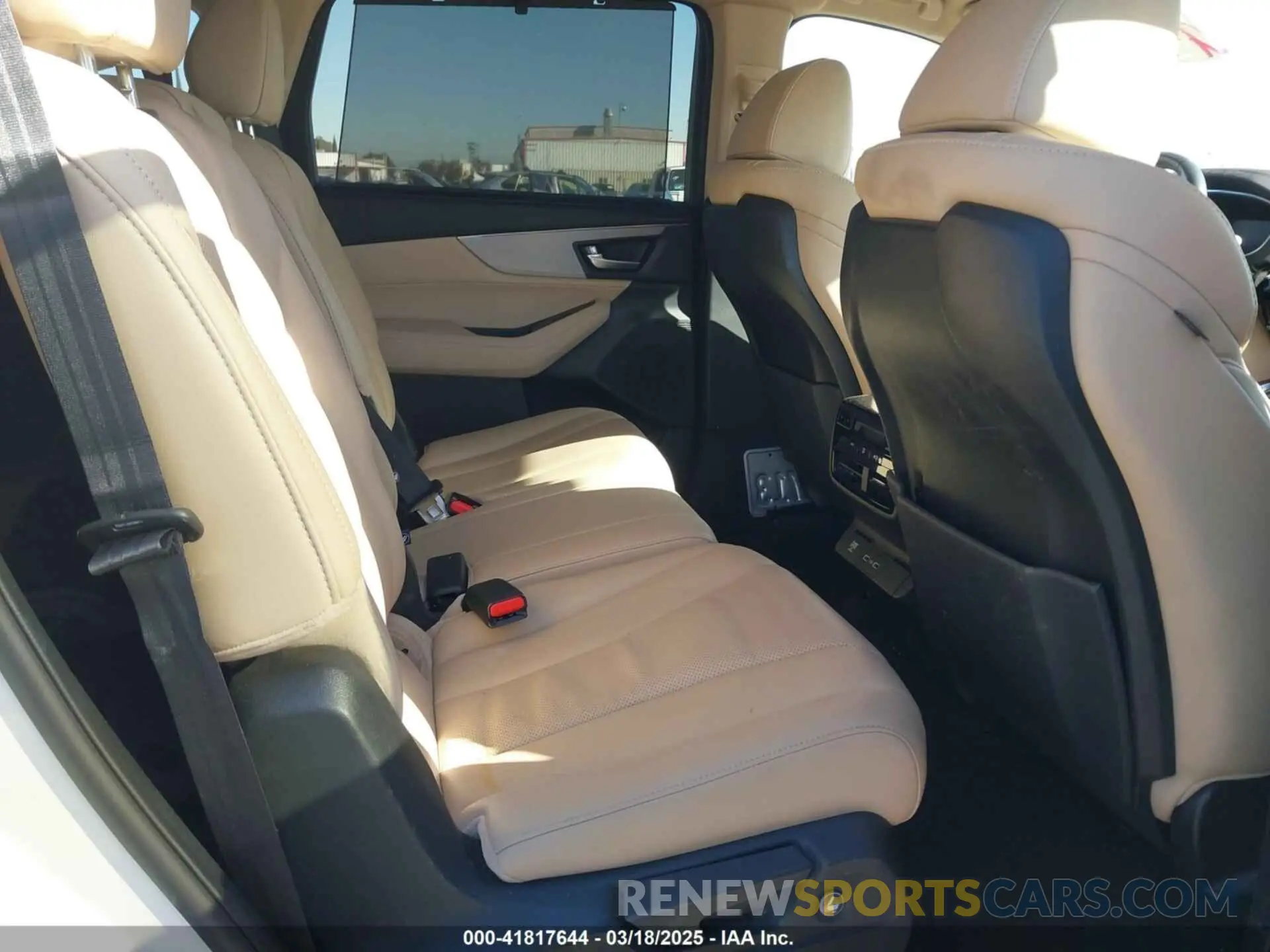 8 Photograph of a damaged car 5J8YD9H48NL000743 ACURA MDX 2022