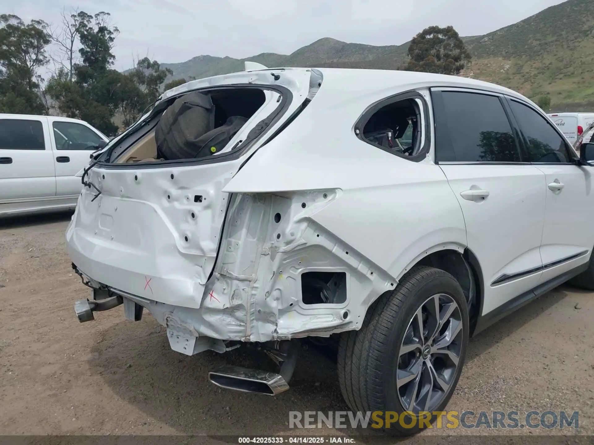 17 Photograph of a damaged car 5J8YD9H48NL009409 ACURA MDX 2022