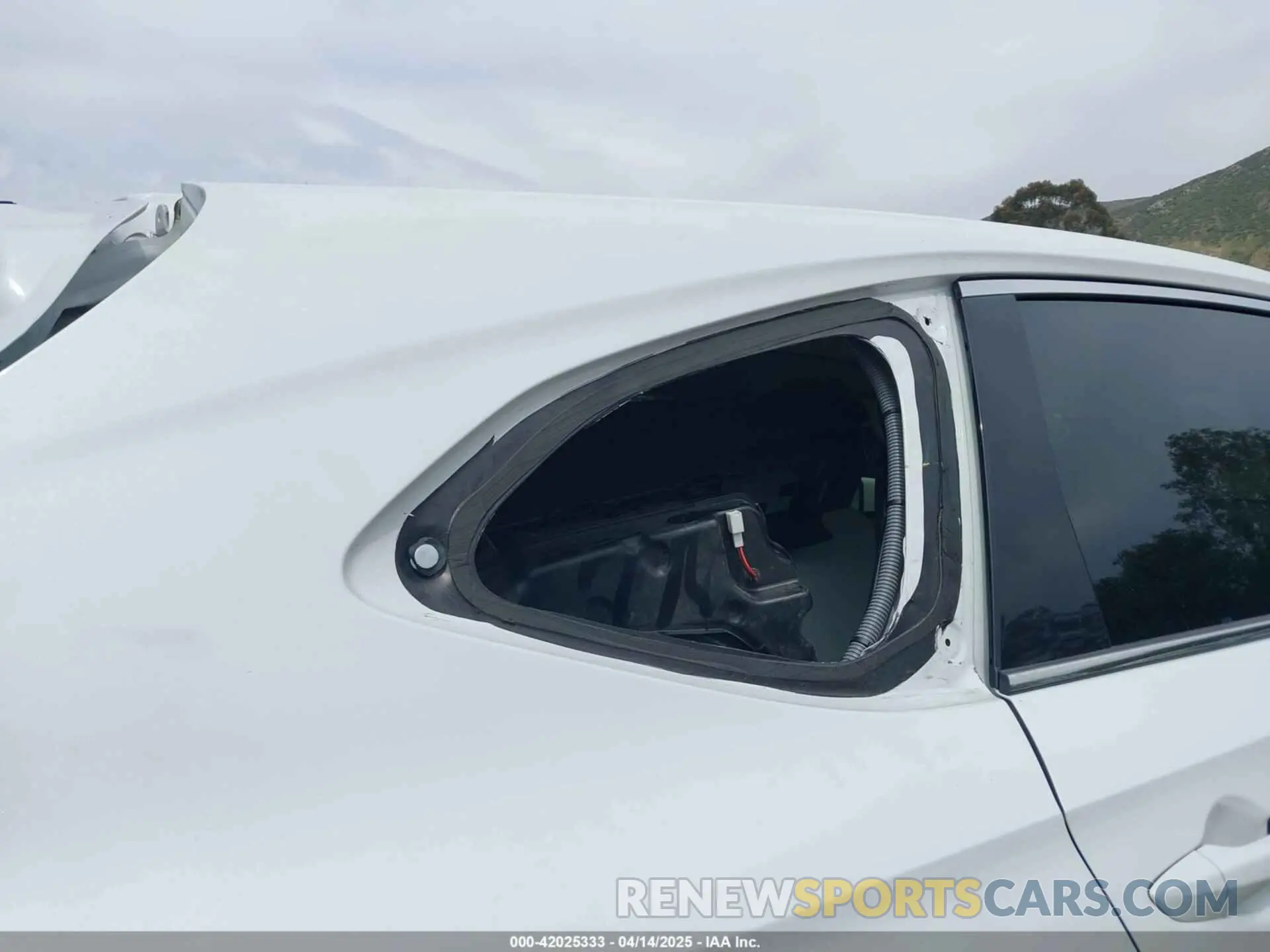 18 Photograph of a damaged car 5J8YD9H48NL009409 ACURA MDX 2022