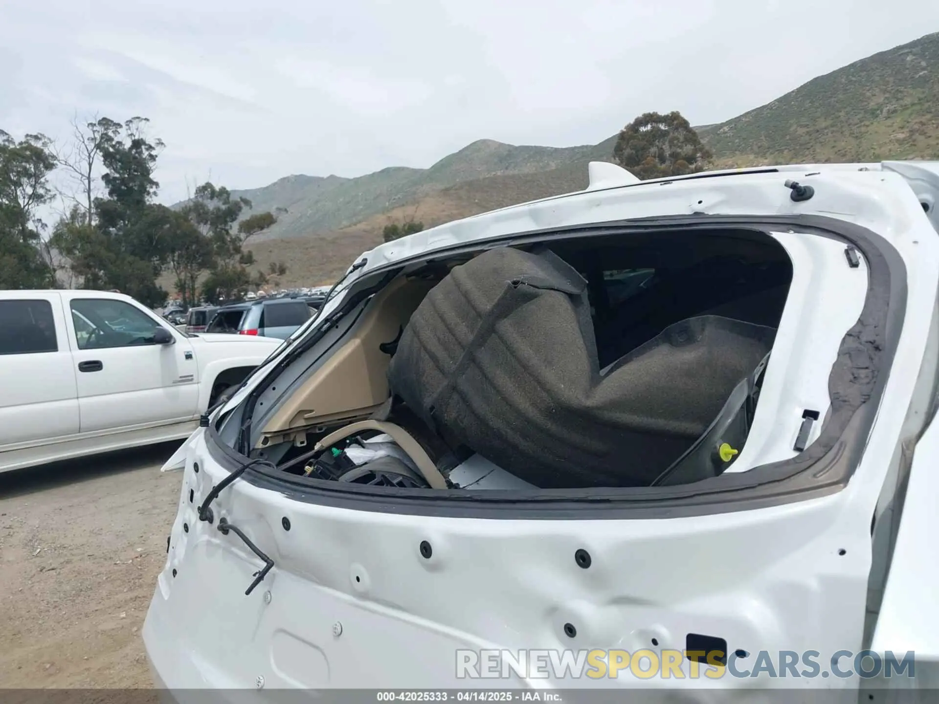 19 Photograph of a damaged car 5J8YD9H48NL009409 ACURA MDX 2022