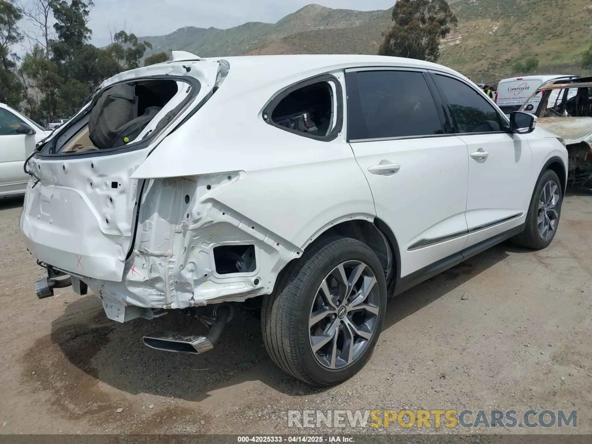 4 Photograph of a damaged car 5J8YD9H48NL009409 ACURA MDX 2022