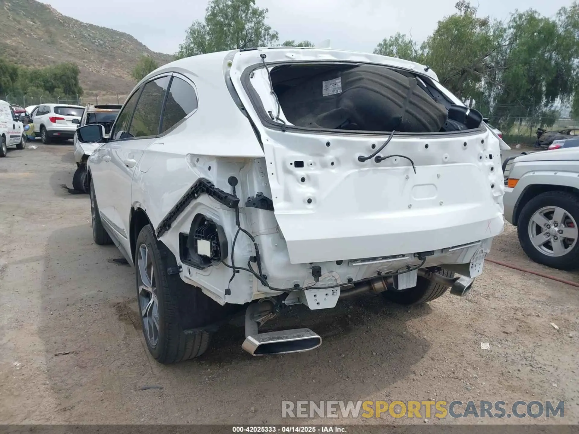 6 Photograph of a damaged car 5J8YD9H48NL009409 ACURA MDX 2022