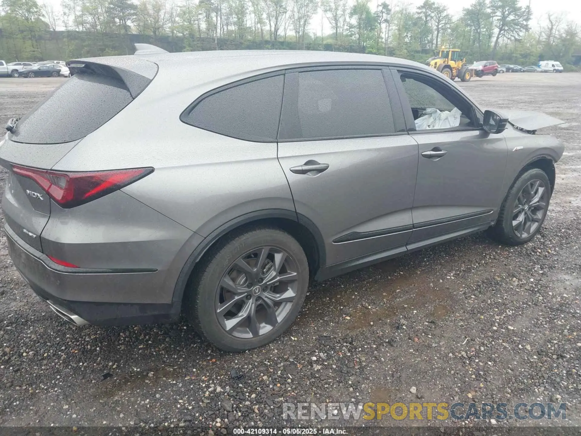 4 Photograph of a damaged car 5J8YE1H03NL027117 ACURA MDX 2022