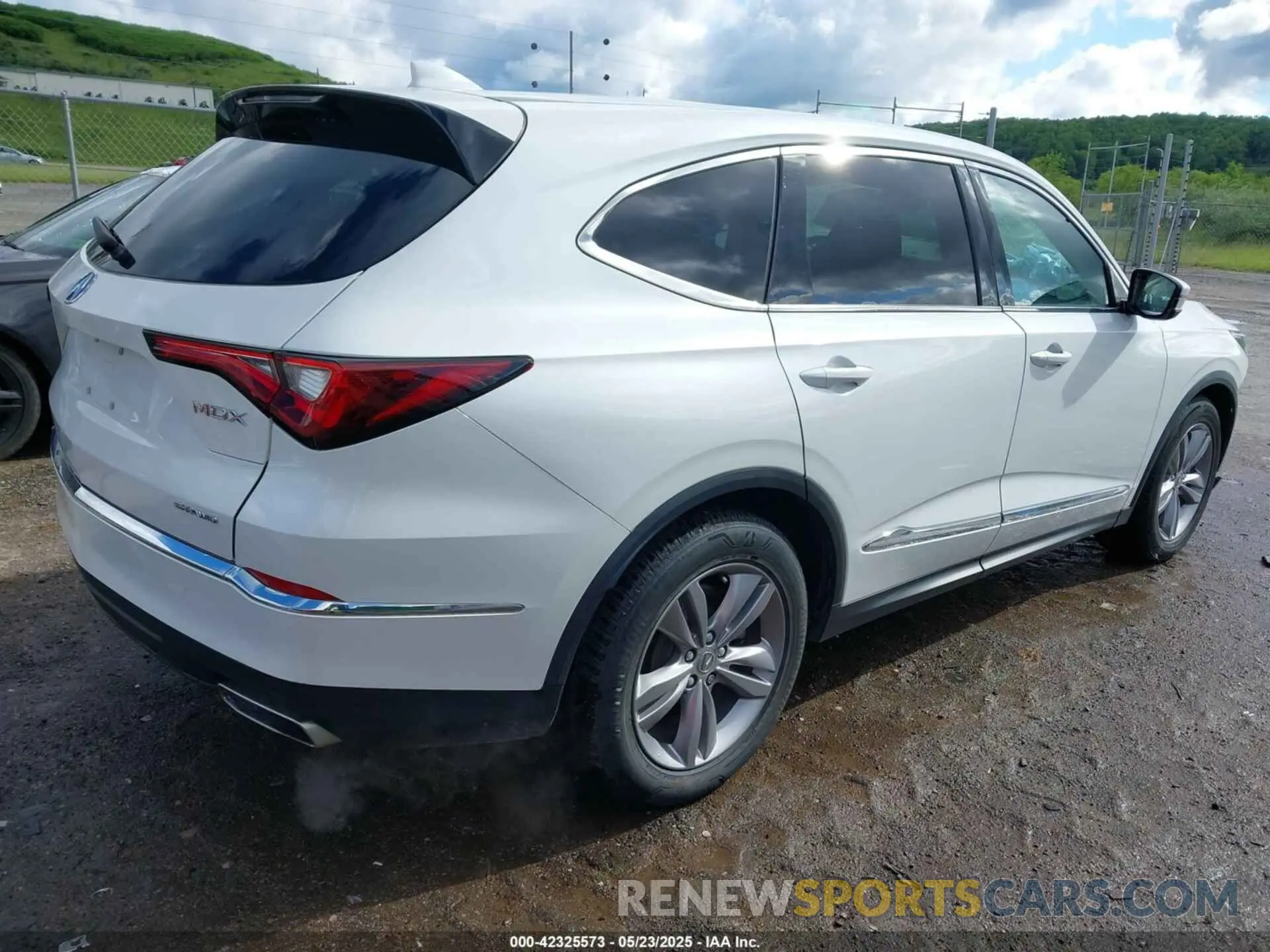4 Photograph of a damaged car 5J8YE1H37NL015952 ACURA MDX 2022