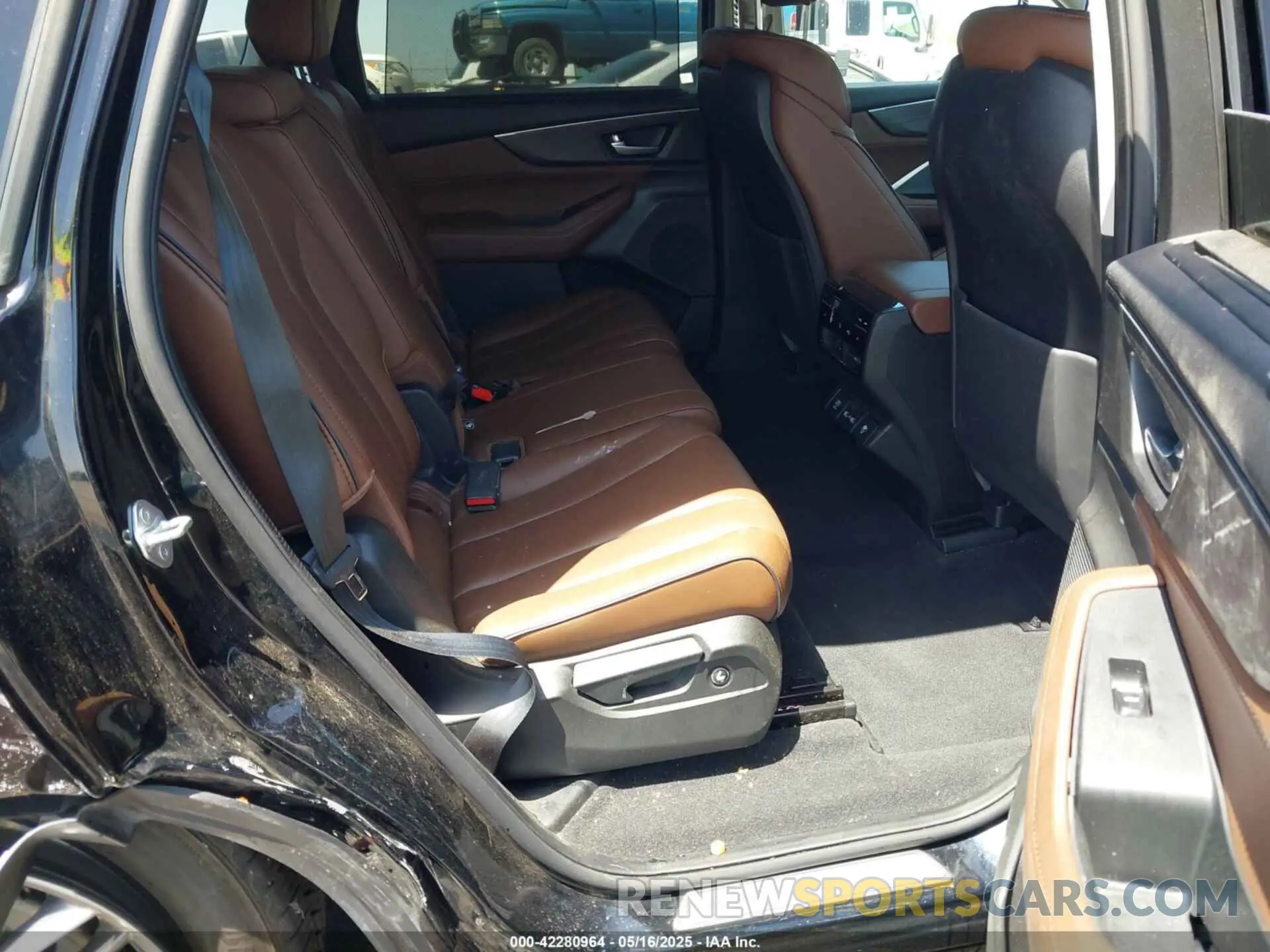 8 Photograph of a damaged car 5J8YE1H85NL008834 ACURA MDX 2022
