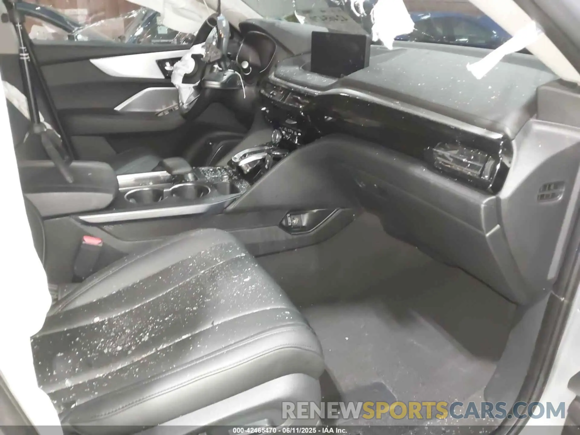 5 Photograph of a damaged car 5J8YE1H33RL035282 ACURA MDX 2024