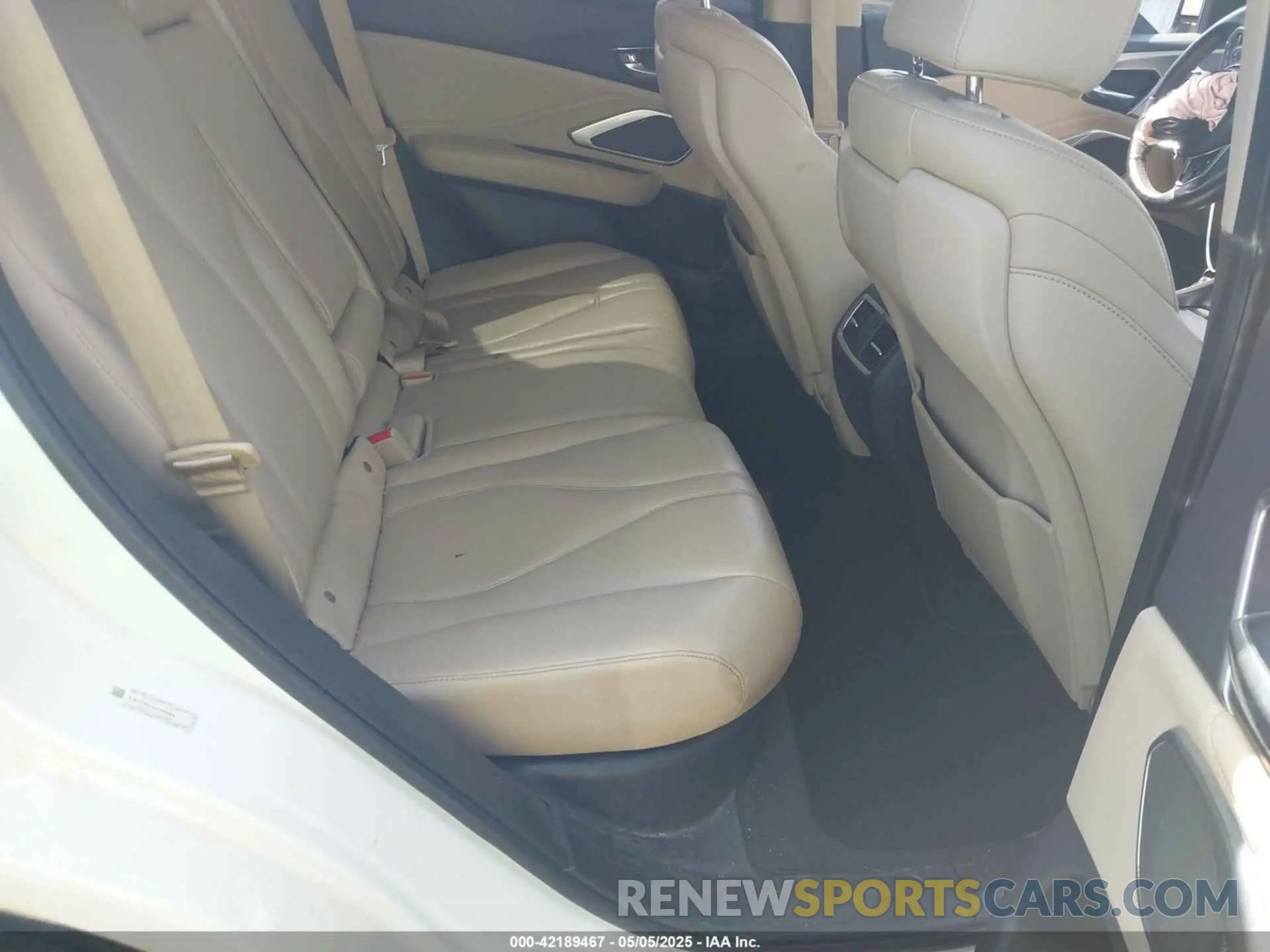 8 Photograph of a damaged car 5J8TC1H37KL015669 ACURA RDX 2019