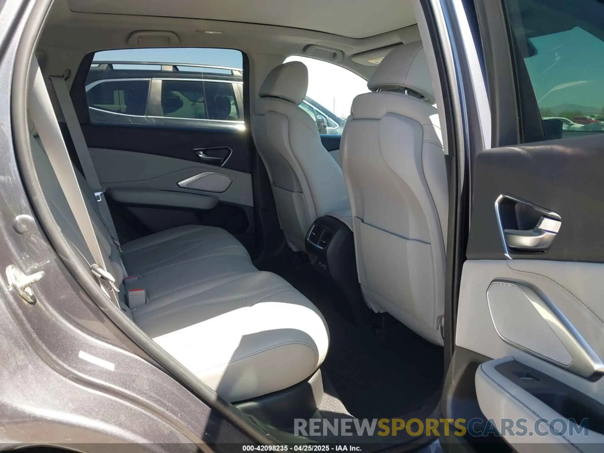 8 Photograph of a damaged car 5J8TC2H5XKL005340 ACURA RDX 2019