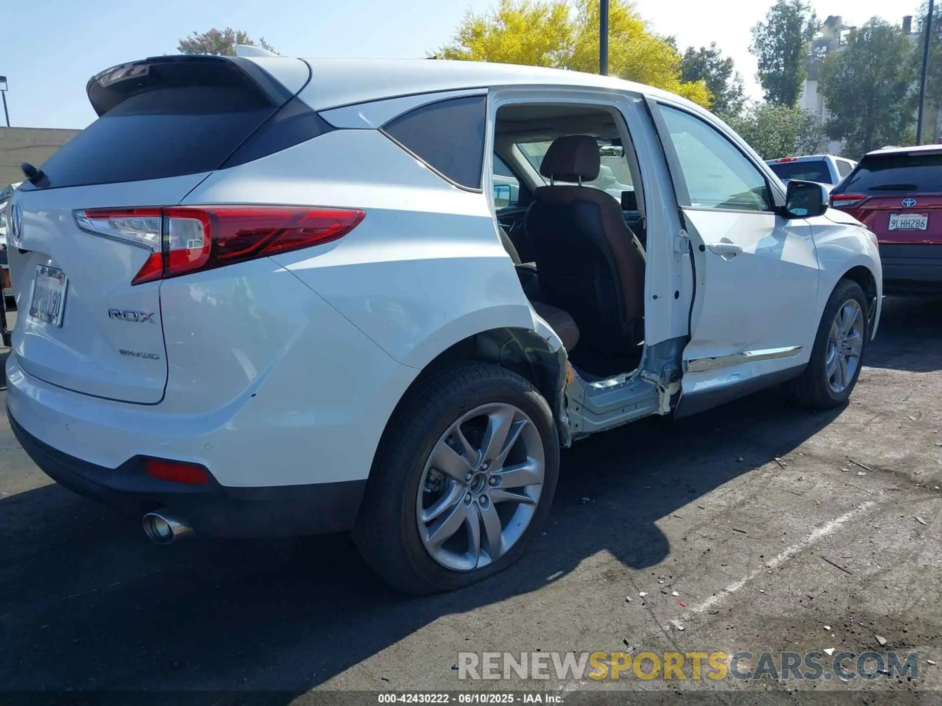 6 Photograph of a damaged car 5J8TC2H72LL031272 ACURA RDX 2020