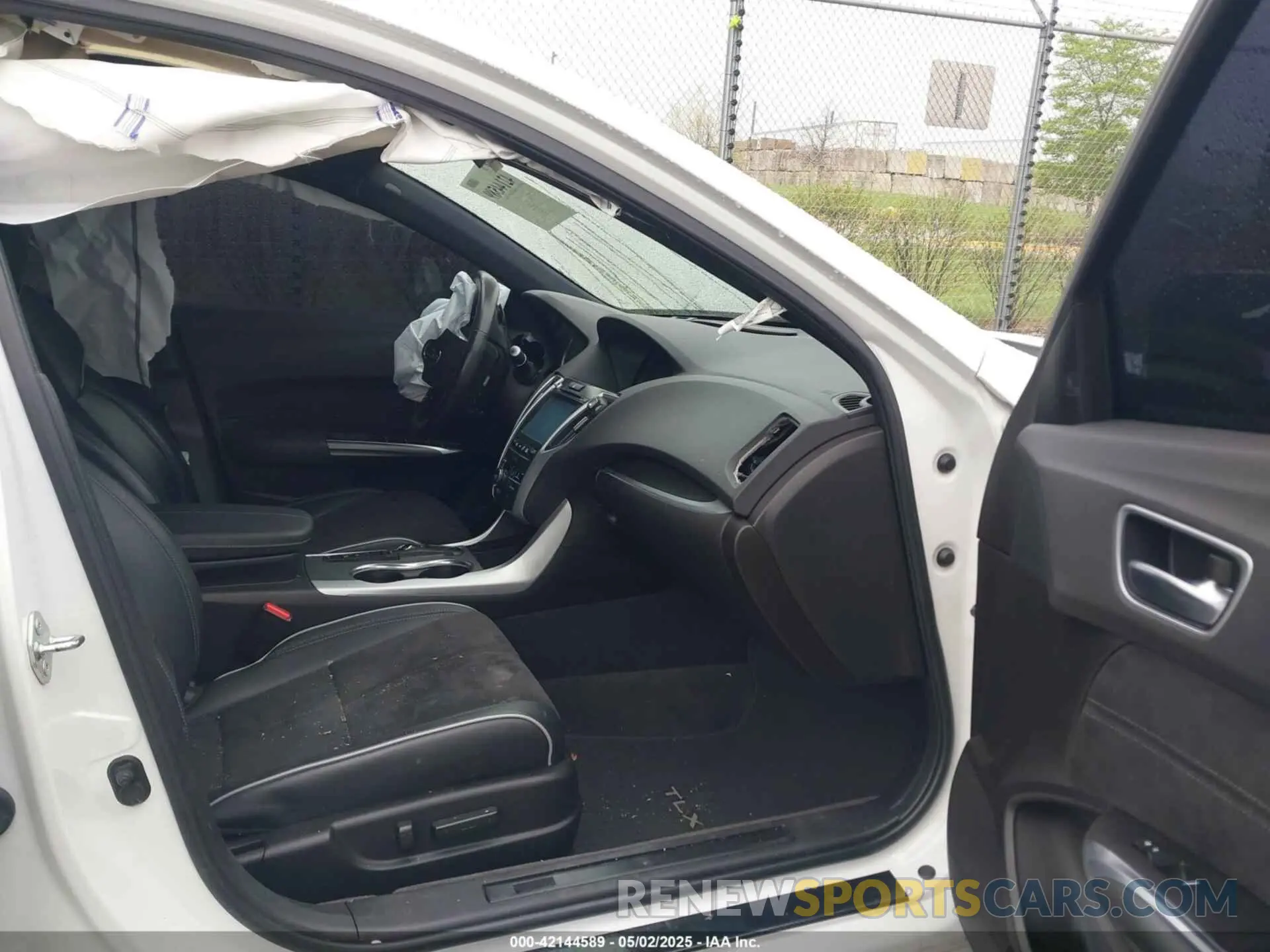 5 Photograph of a damaged car 19UUB3F63KA800671 ACURA TLX 2019