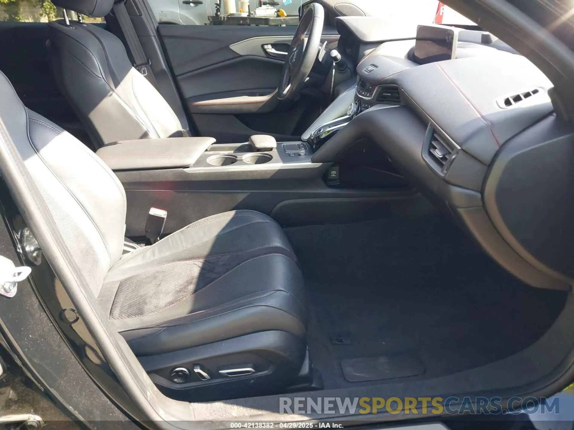 5 Photograph of a damaged car 19UUB6F58MA009600 ACURA TLX 2021