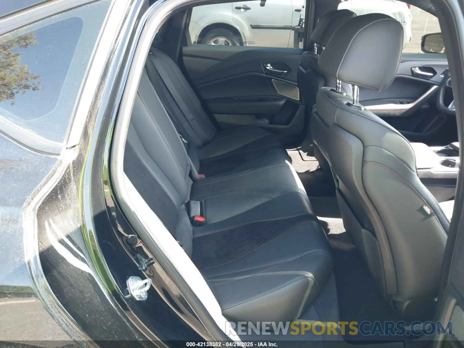 8 Photograph of a damaged car 19UUB6F58MA009600 ACURA TLX 2021