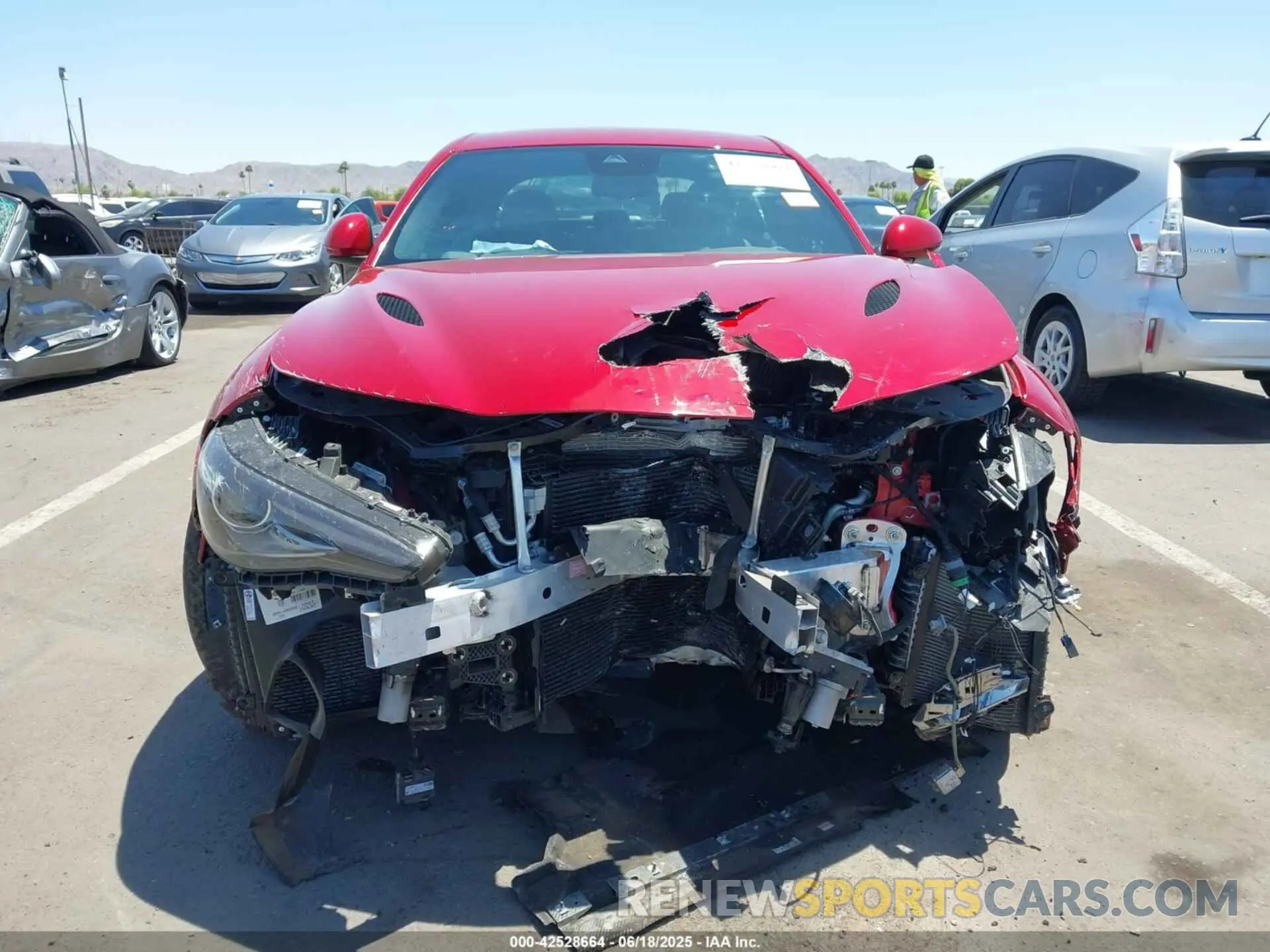 12 Photograph of a damaged car ZARFAMEV2M7644718 ALFA ROMEO GIULIA 2021