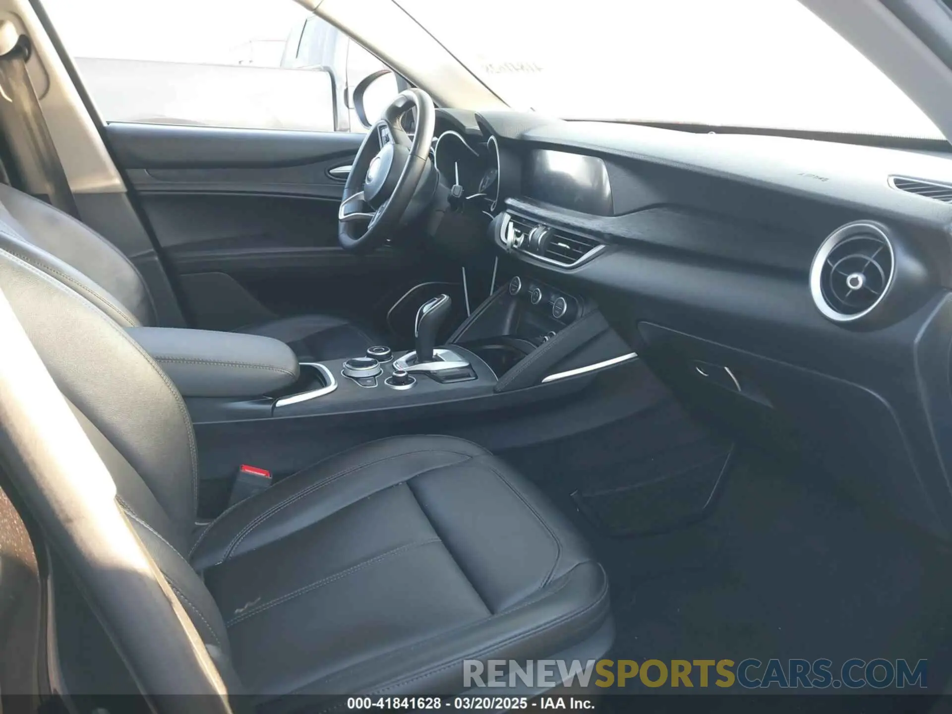 5 Photograph of a damaged car ZASPAJAN2L7C87596 ALFA ROMEO STELVIO 2020