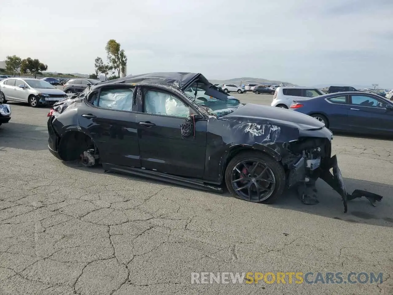 4 Photograph of a damaged car ZASPAJAN5L7C74065 ALFA ROMEO STELVIO 2020