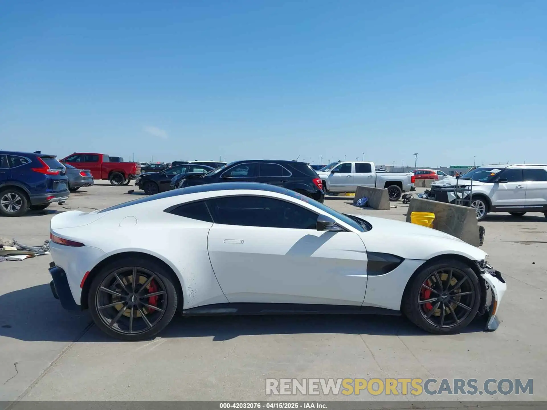 14 Photograph of a damaged car SCFSMGAW4KGN01848 ASTON MARTIN VANTAGE 2019