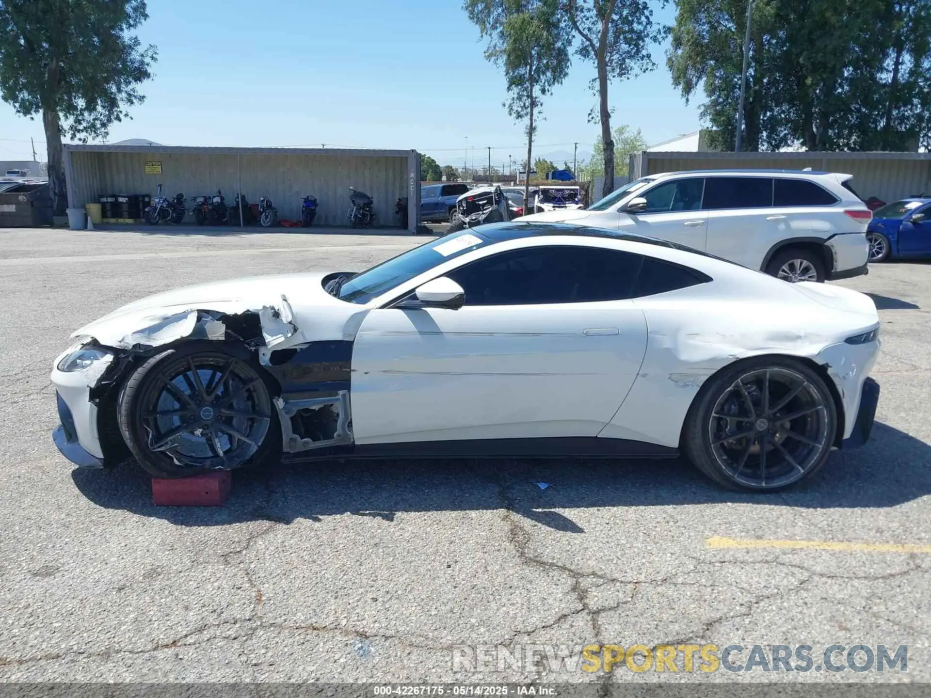13 Photograph of a damaged car SCFSMGAW9LGN02883 ASTON MARTIN VANTAGE 2020