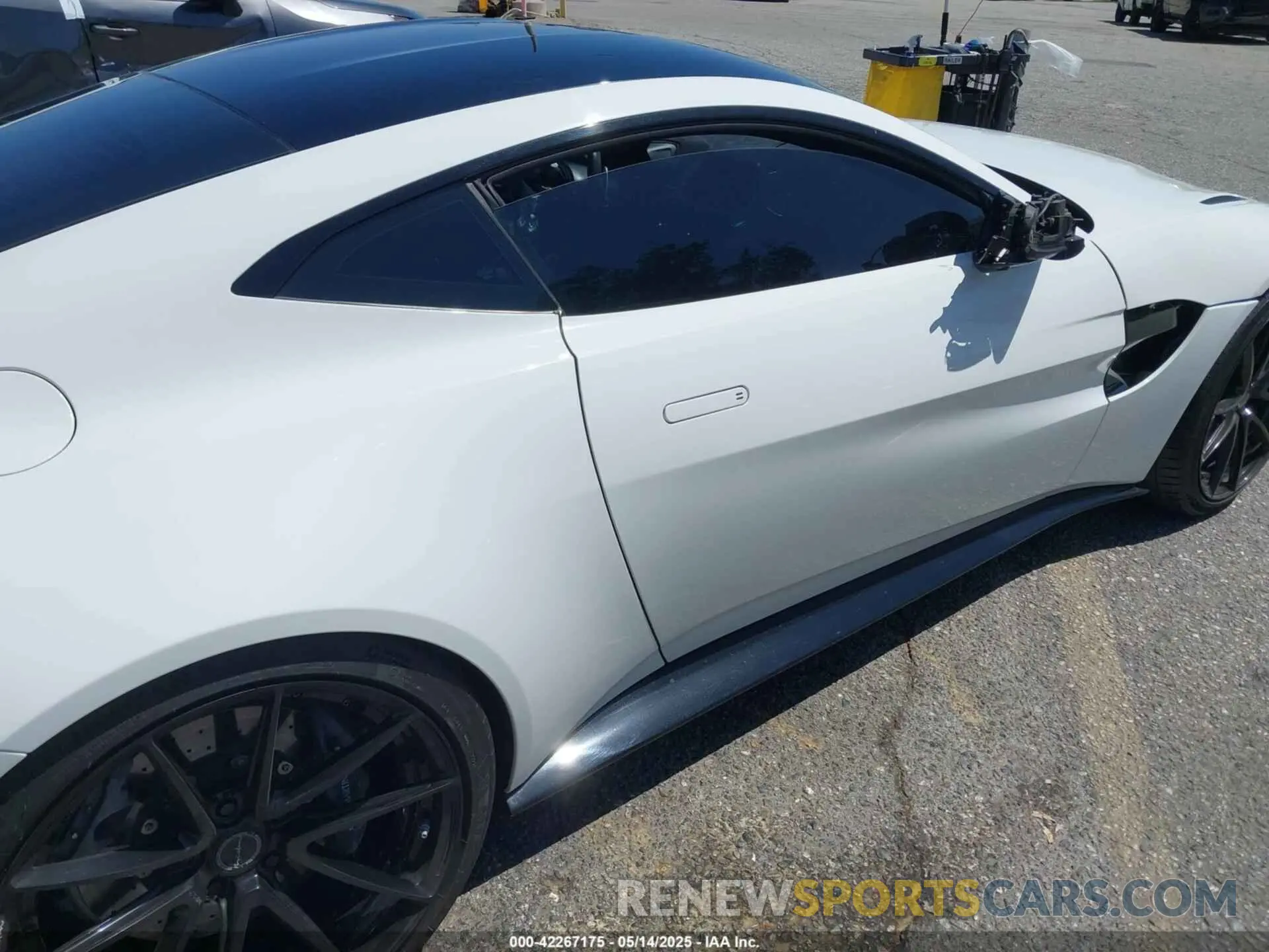 16 Photograph of a damaged car SCFSMGAW9LGN02883 ASTON MARTIN VANTAGE 2020