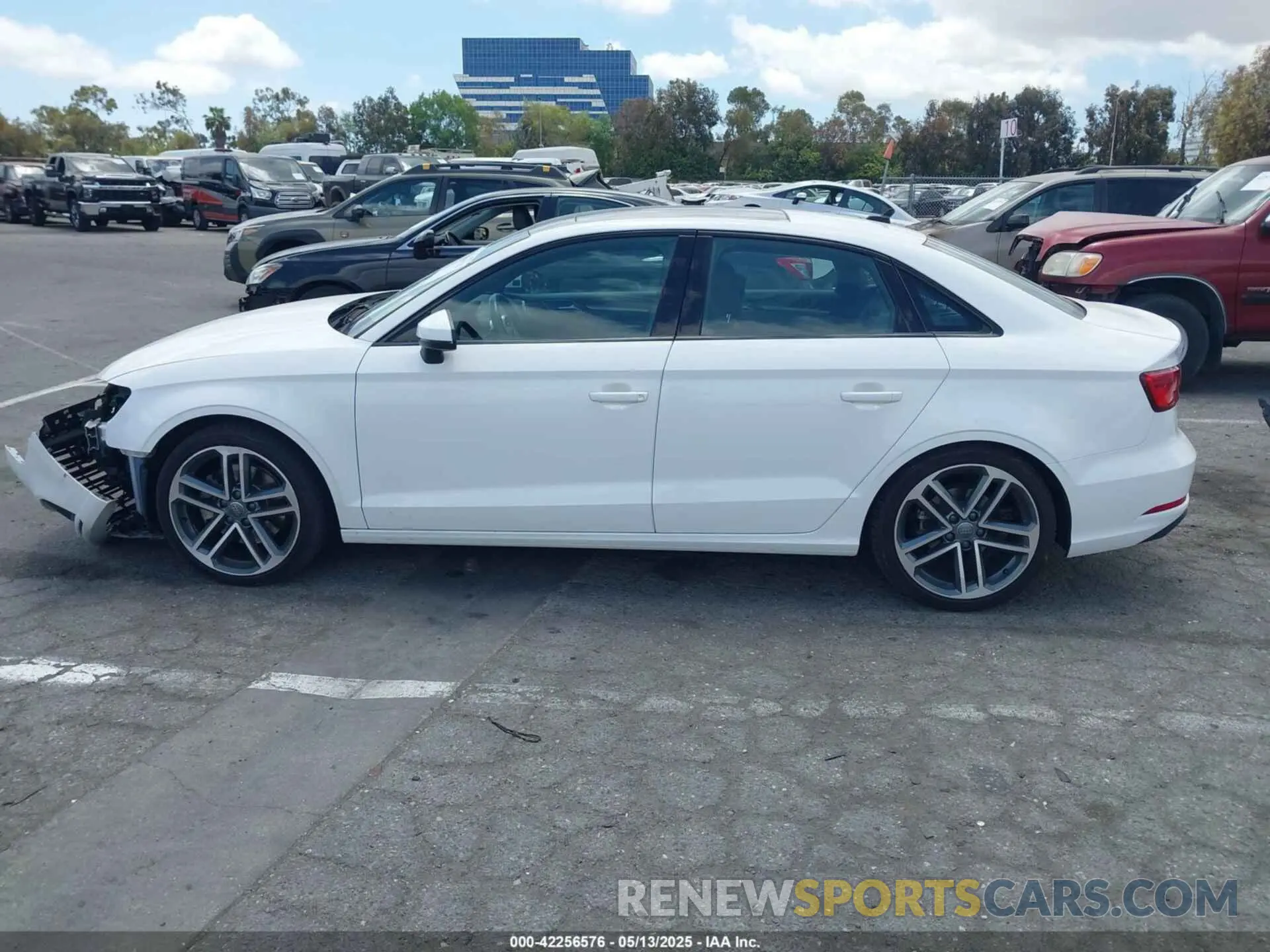 15 Фотография поврежденного автомобиля WAUAUGFF3KA100939 AUDI A3 2019