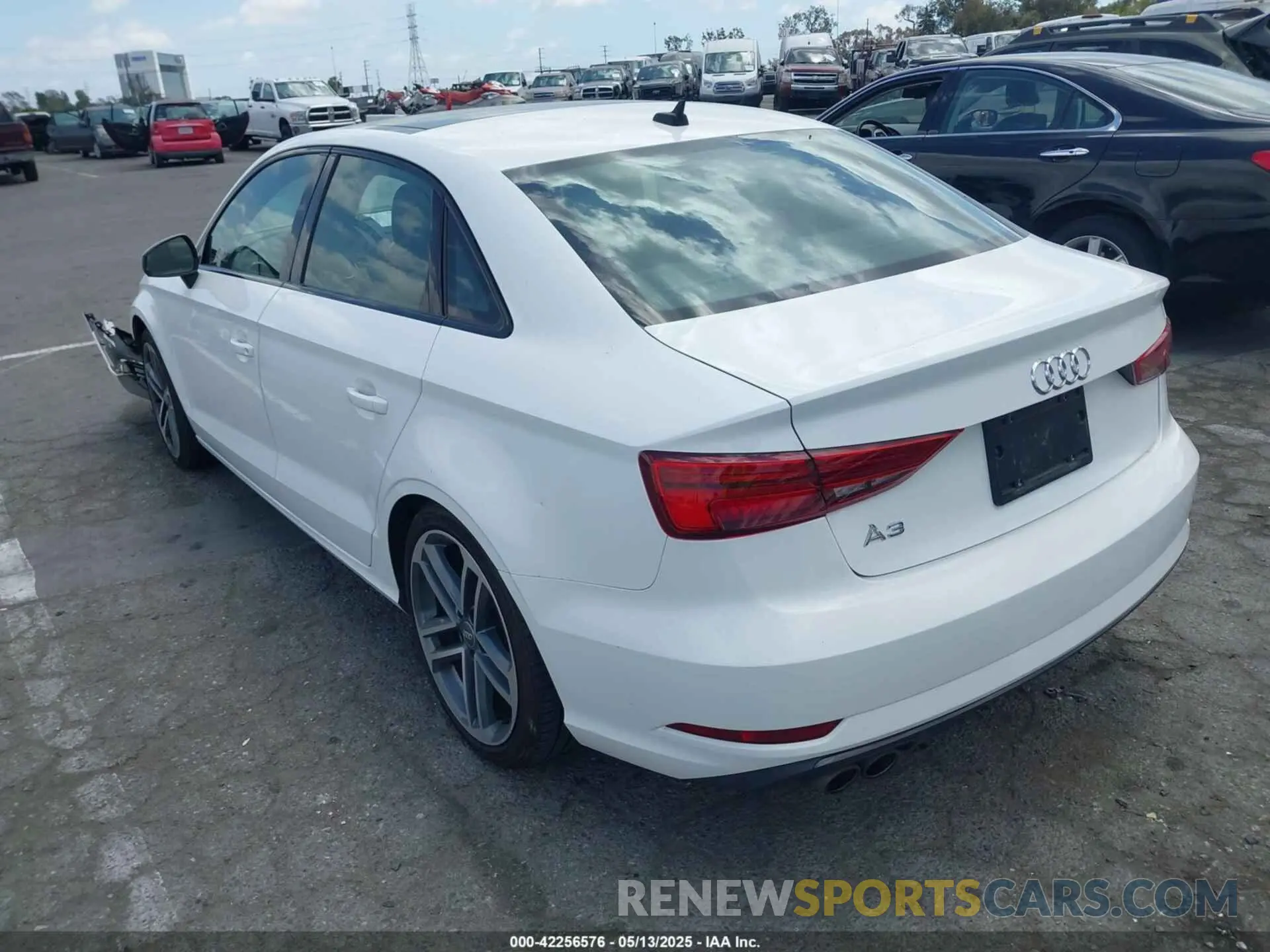 3 Фотография поврежденного автомобиля WAUAUGFF3KA100939 AUDI A3 2019
