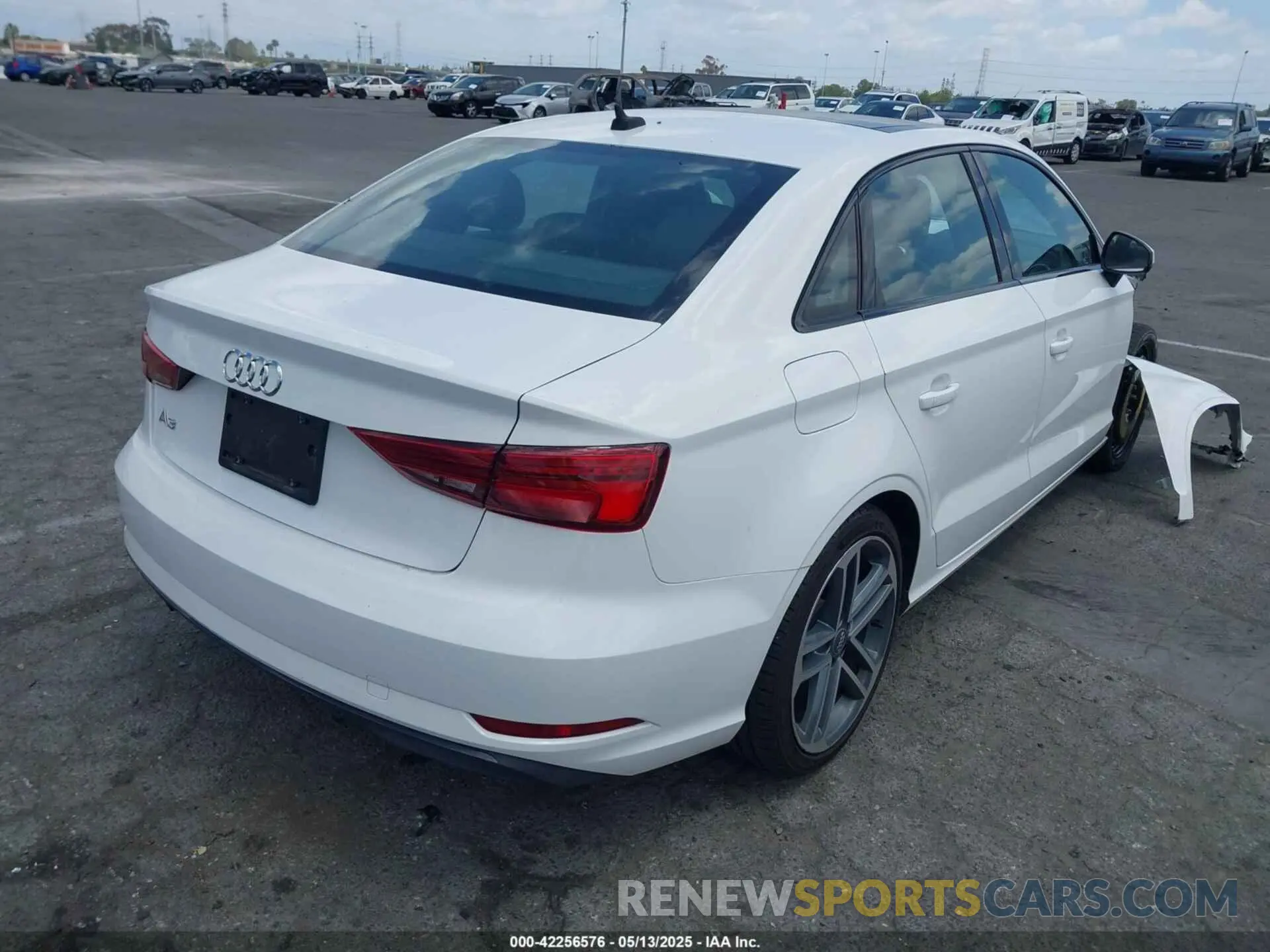 4 Фотография поврежденного автомобиля WAUAUGFF3KA100939 AUDI A3 2019