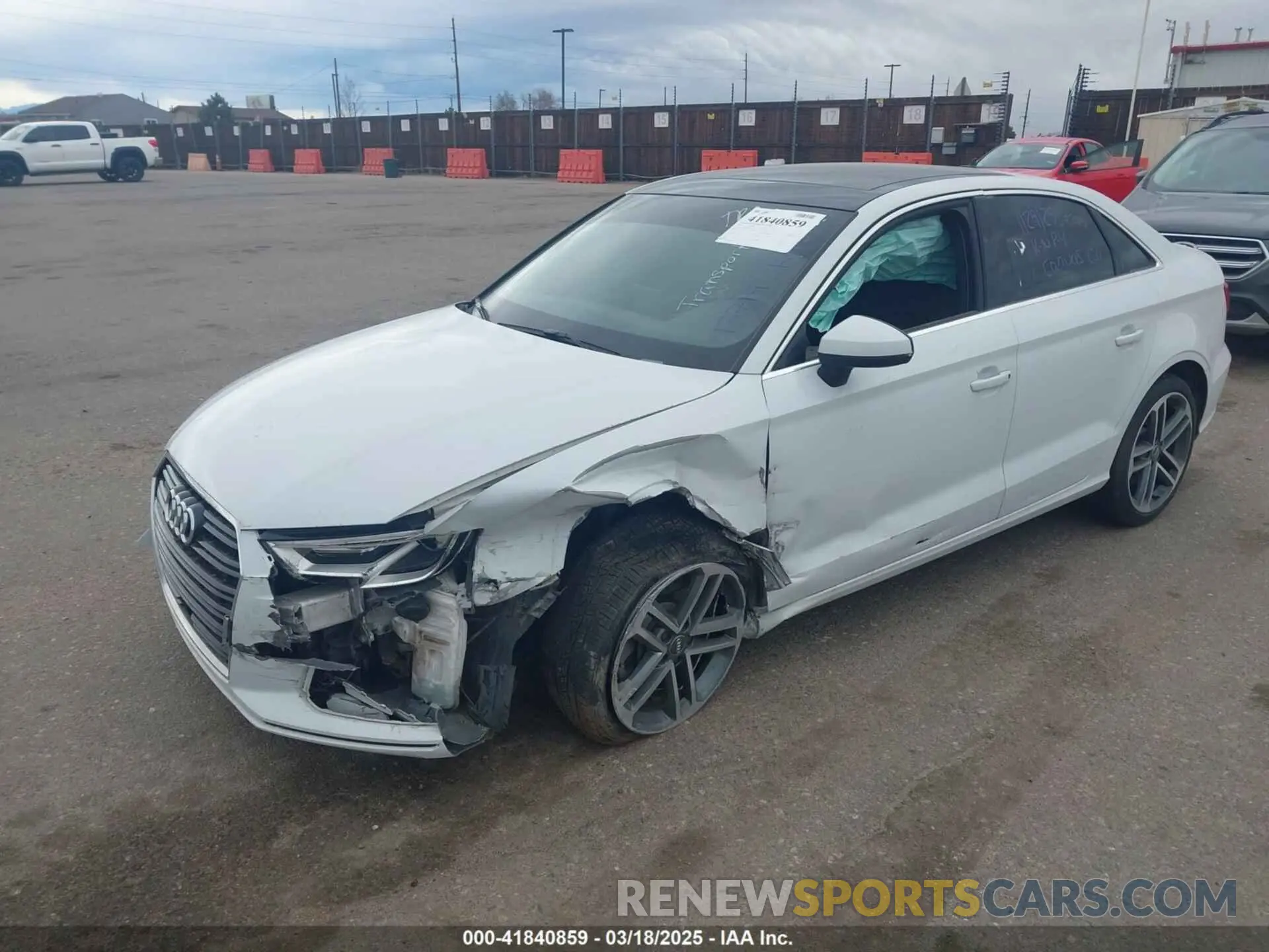 2 Фотография поврежденного автомобиля WAUBEGFF8KA113719 AUDI A3 2019