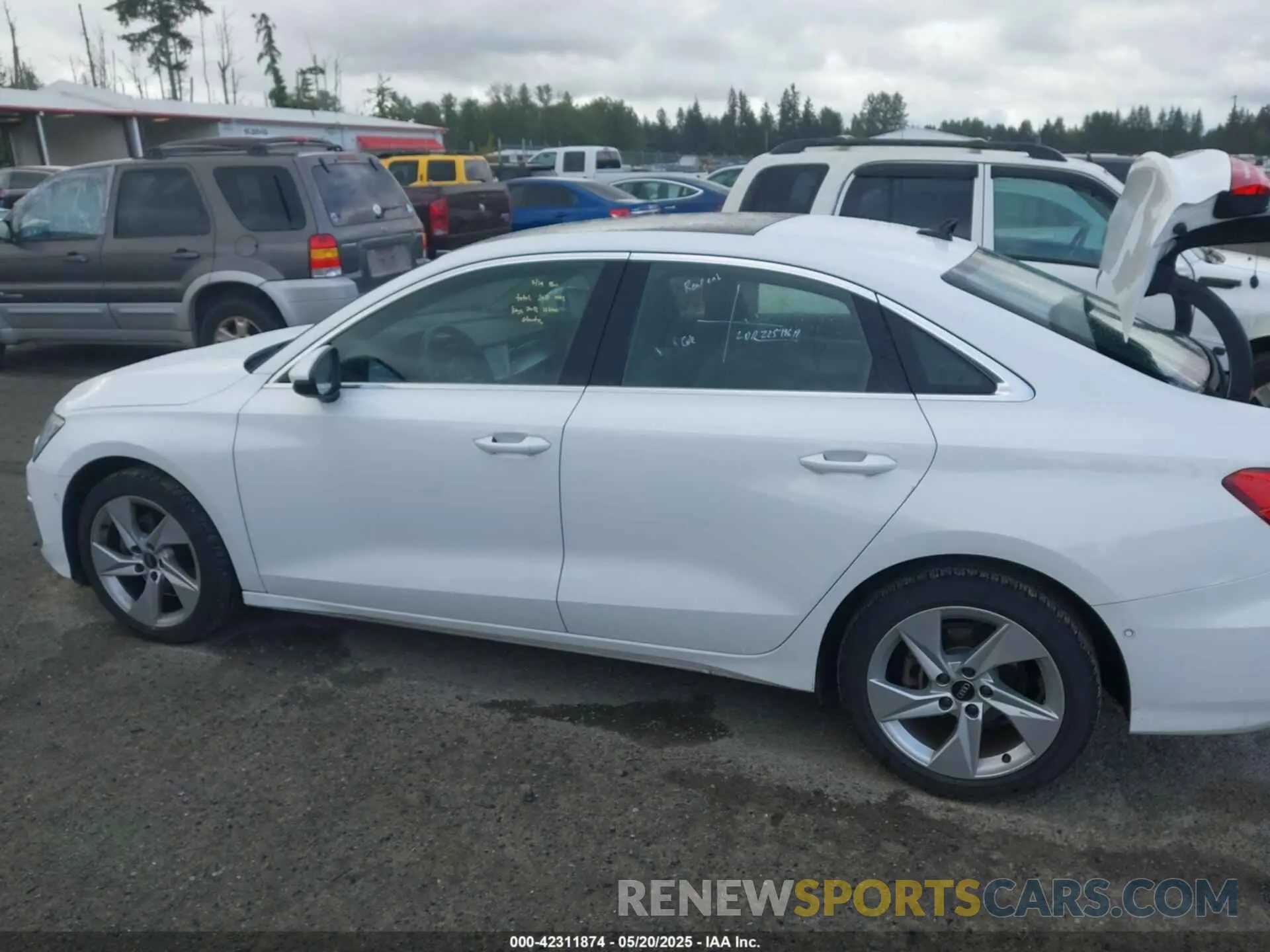 14 Фотография поврежденного автомобиля WAUAUDGYXPA118652 AUDI A3 2023