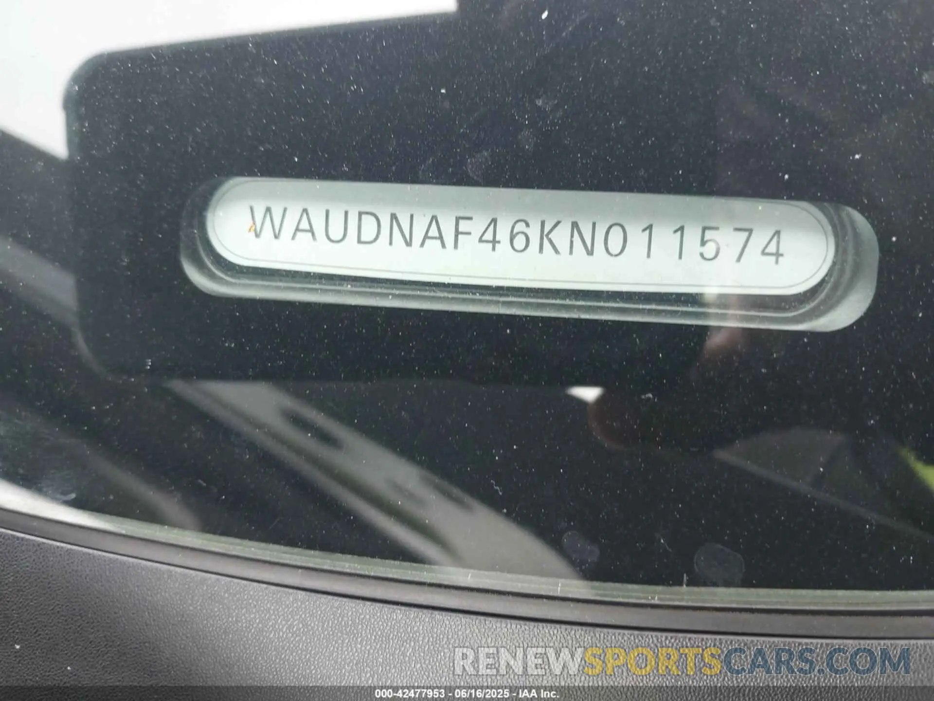 17 Фотография поврежденного автомобиля WAUDNAF46KN011574 AUDI A4 2019