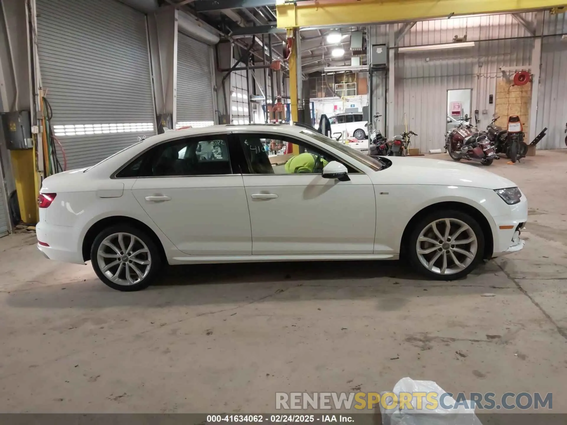14 Фотография поврежденного автомобиля WAUDNAF47KA117328 AUDI A4 2019
