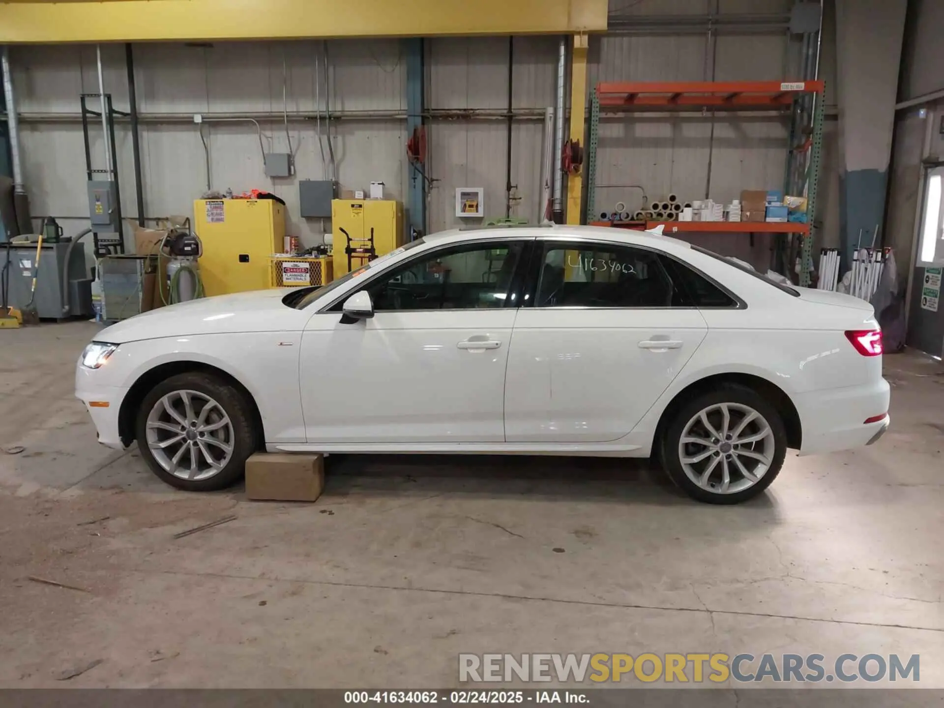15 Фотография поврежденного автомобиля WAUDNAF47KA117328 AUDI A4 2019
