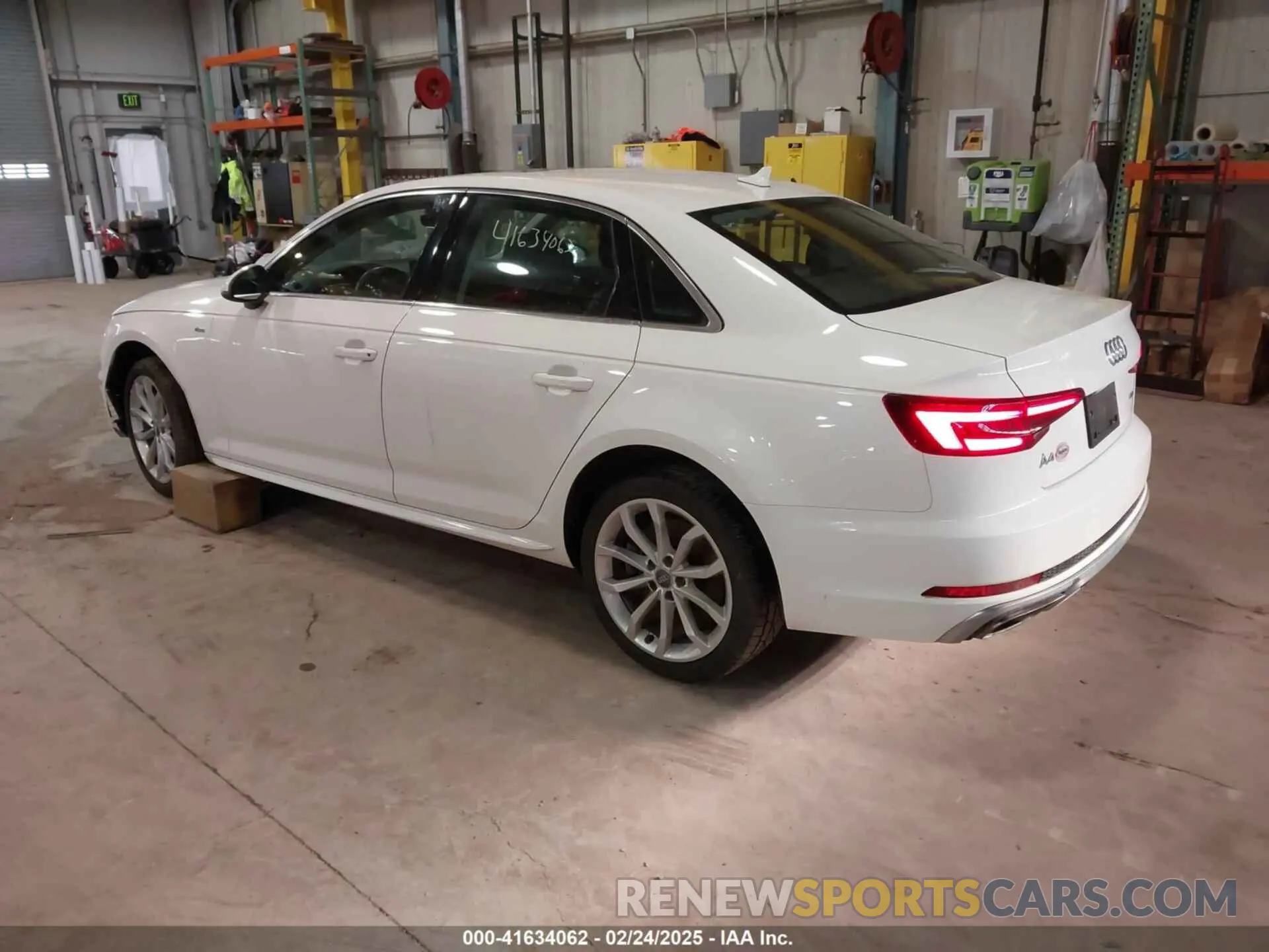 3 Фотография поврежденного автомобиля WAUDNAF47KA117328 AUDI A4 2019