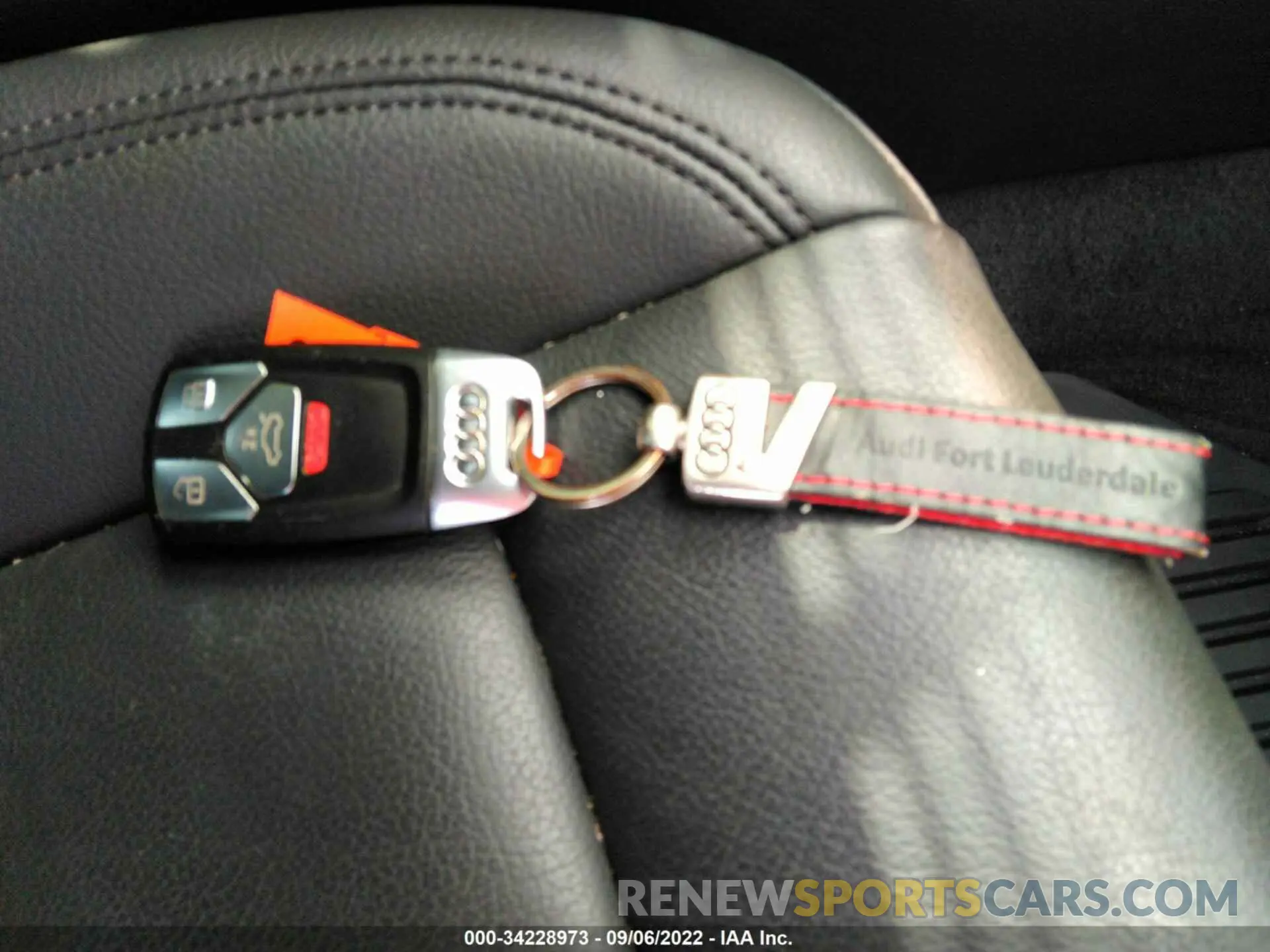 11 Фотография поврежденного автомобиля WAUGMAF41KN013779 AUDI A4 2019