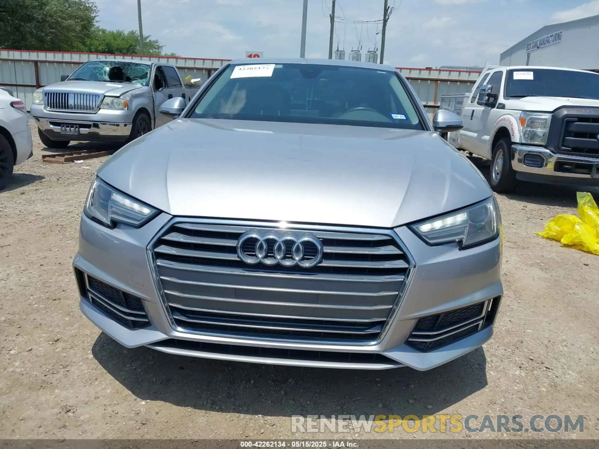 12 Фотография поврежденного автомобиля WAUGMAF48KN004870 AUDI A4 2019