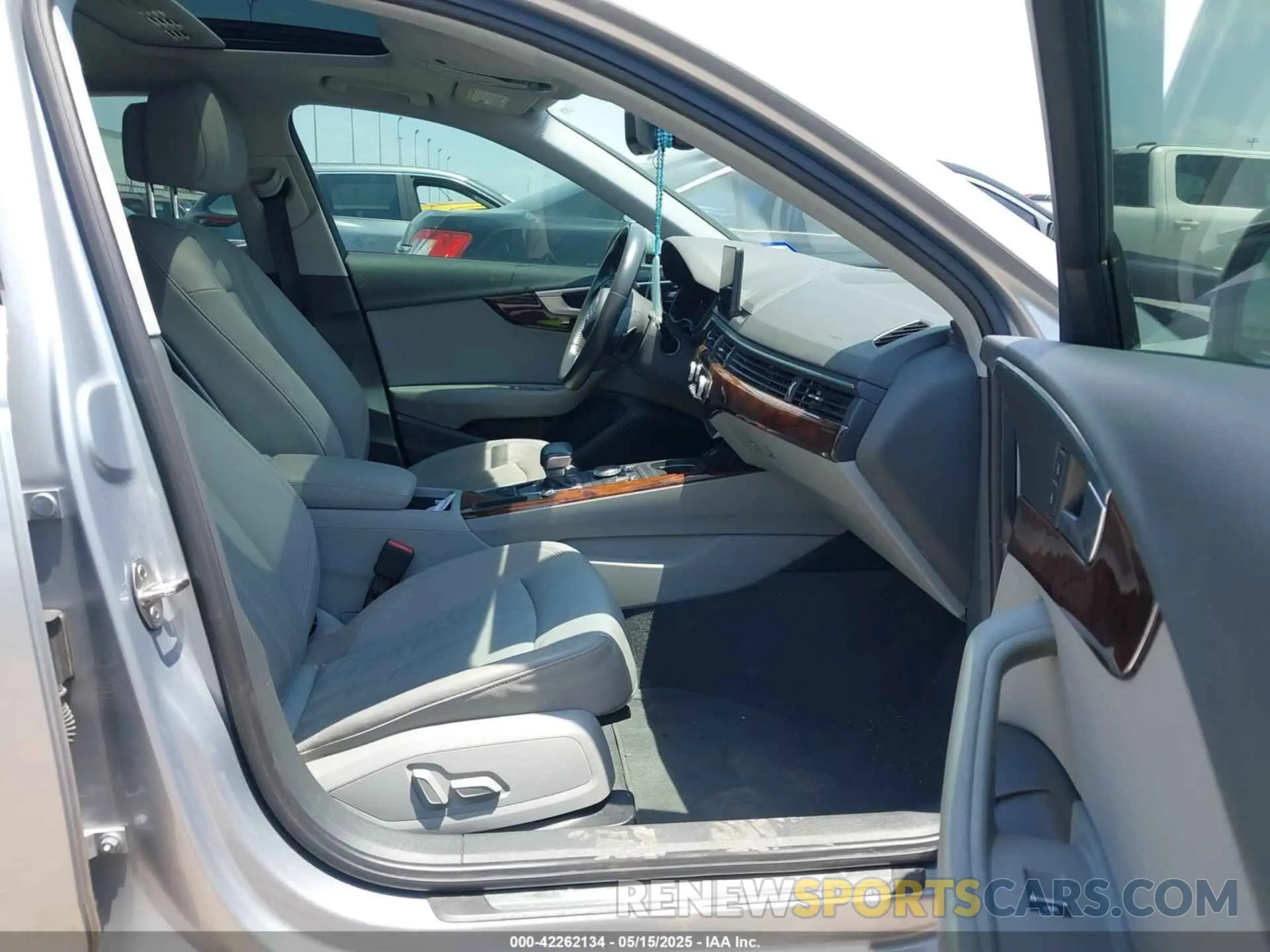 5 Фотография поврежденного автомобиля WAUGMAF48KN004870 AUDI A4 2019