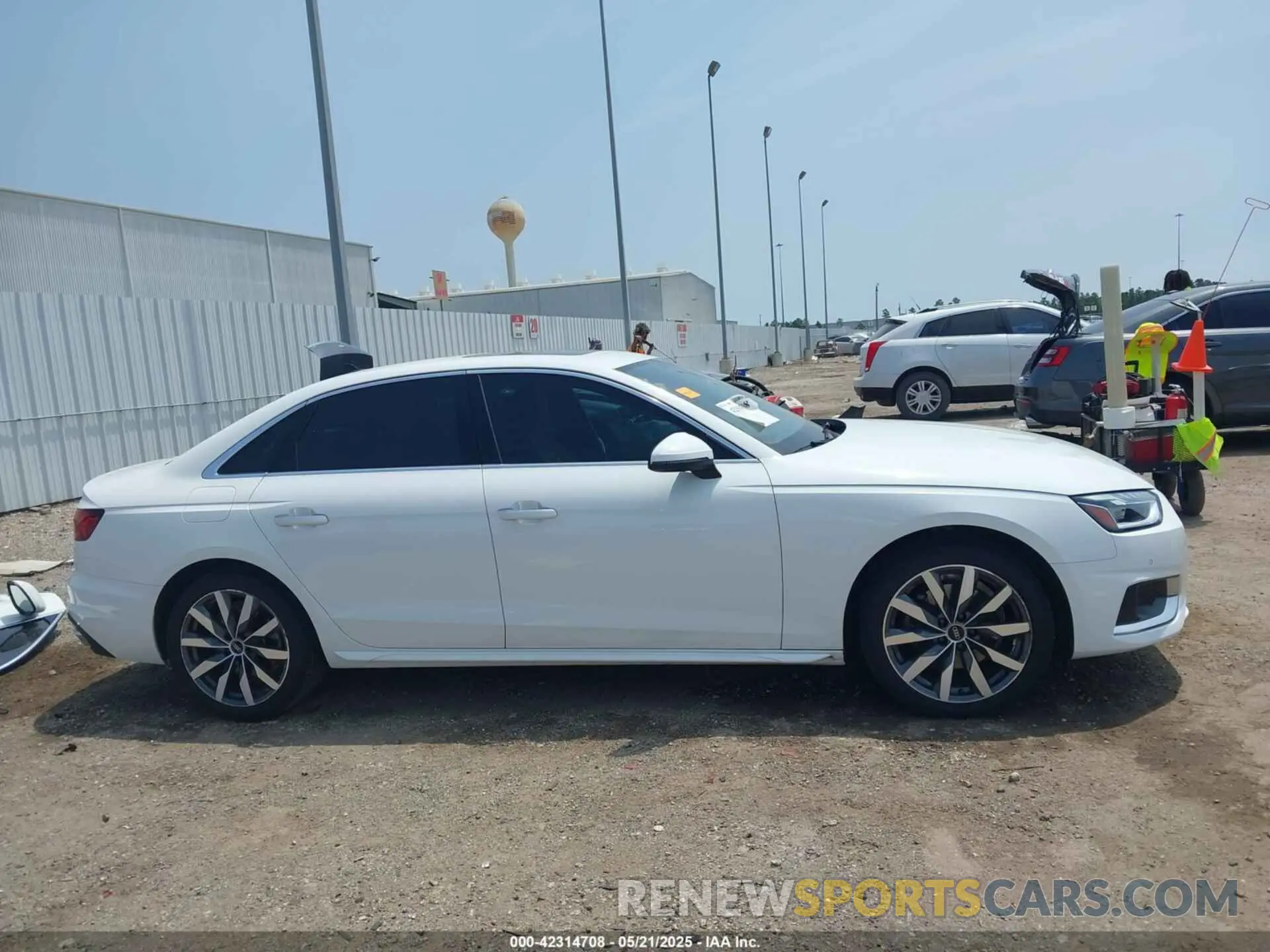 14 Фотография поврежденного автомобиля WAUBBAF46MA085653 AUDI A4 2021