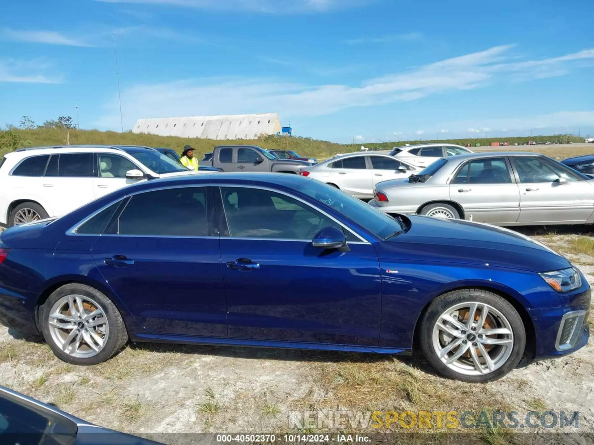 13 Фотография поврежденного автомобиля WAUFAAF49NN013215 AUDI A4 2022