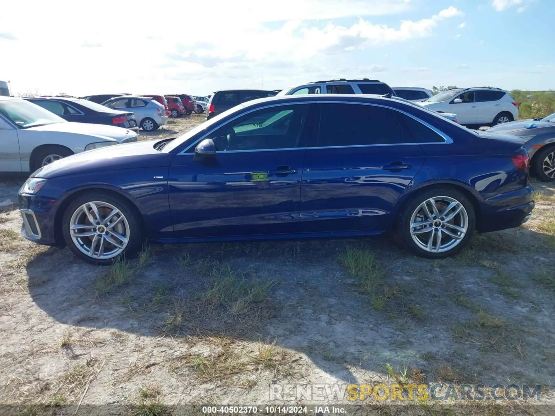 14 Фотография поврежденного автомобиля WAUFAAF49NN013215 AUDI A4 2022
