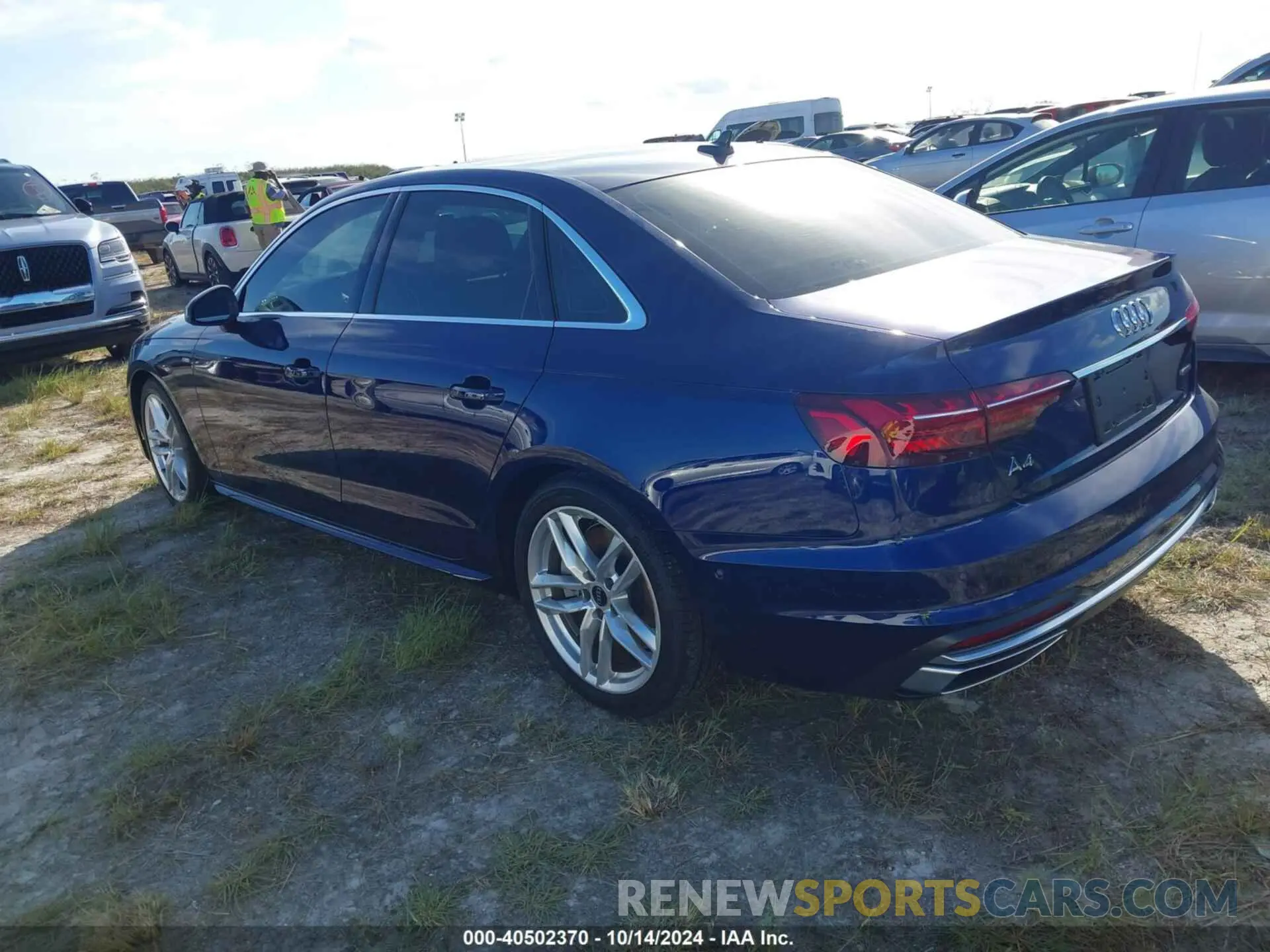 3 Фотография поврежденного автомобиля WAUFAAF49NN013215 AUDI A4 2022