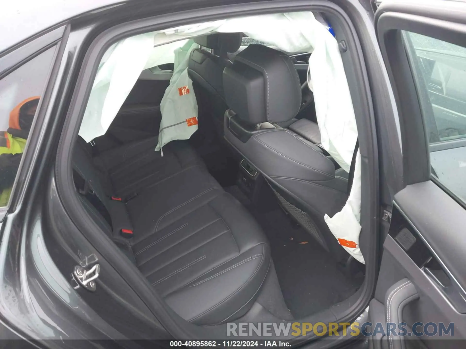 8 Фотография поврежденного автомобиля WAUEAAF41PA008242 AUDI A4 2023