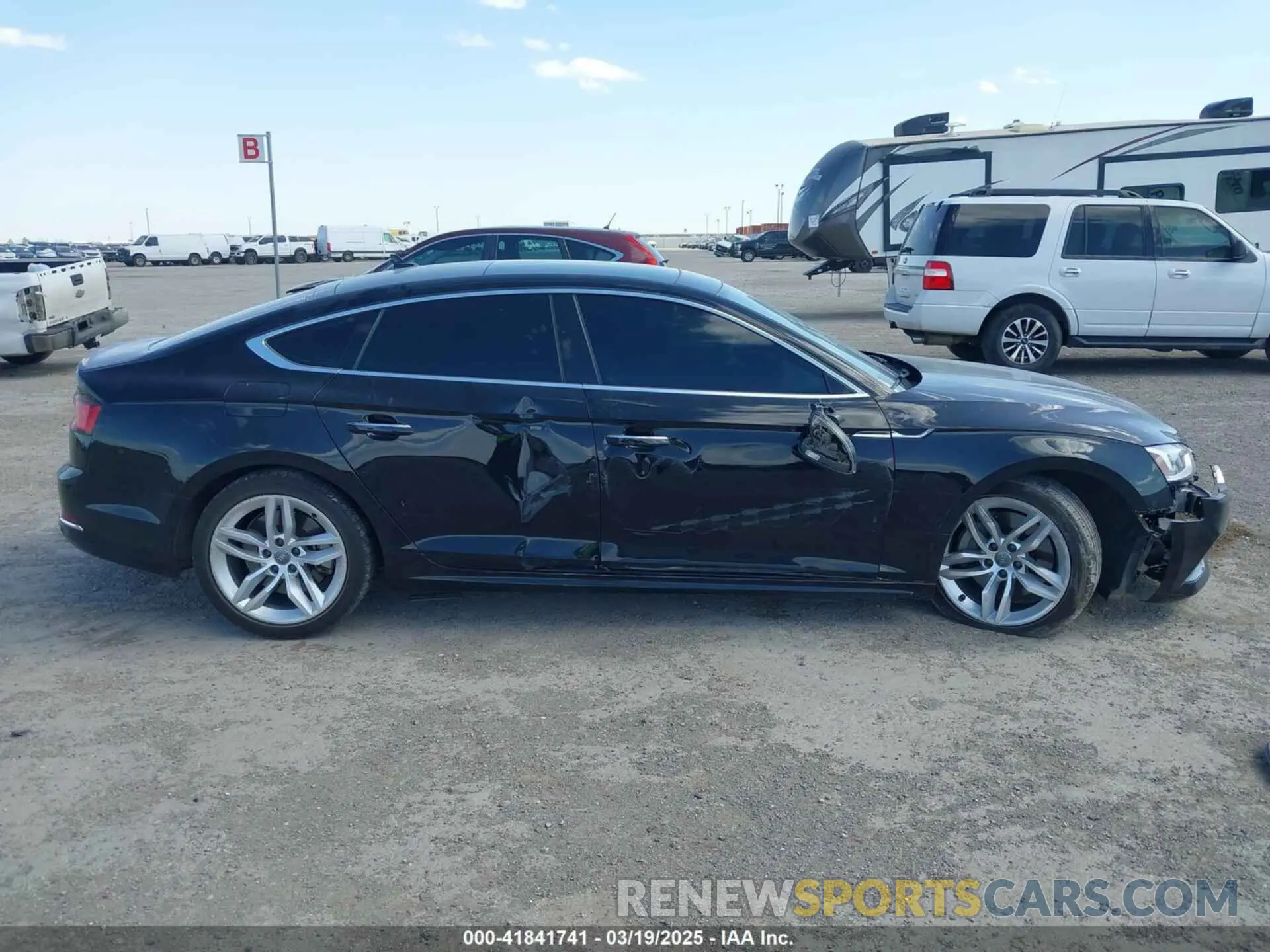 13 Фотография поврежденного автомобиля WAUANCF51KA061345 AUDI A5 2019