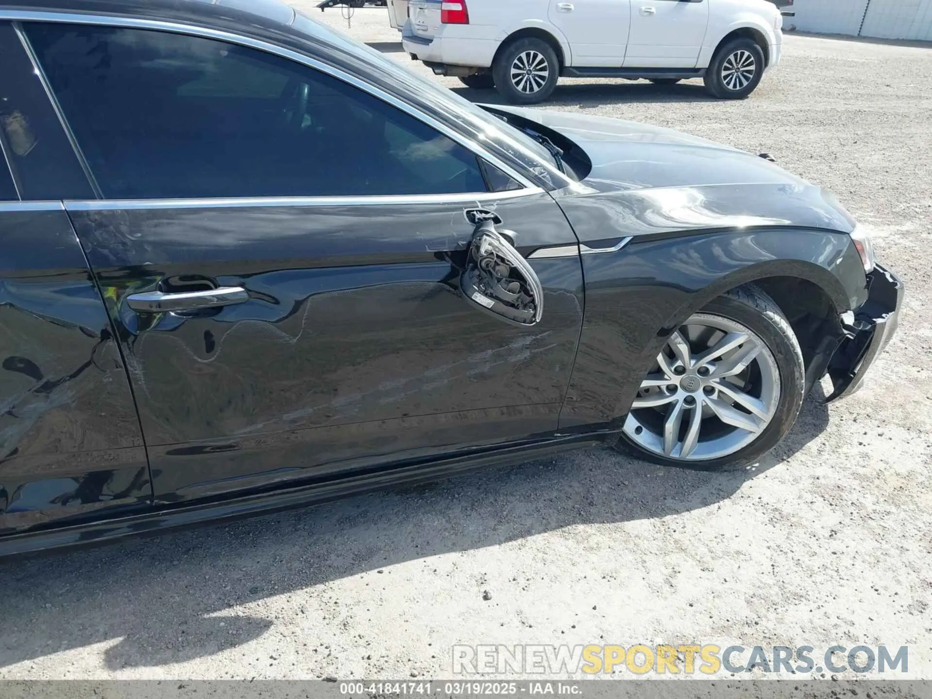 17 Фотография поврежденного автомобиля WAUANCF51KA061345 AUDI A5 2019