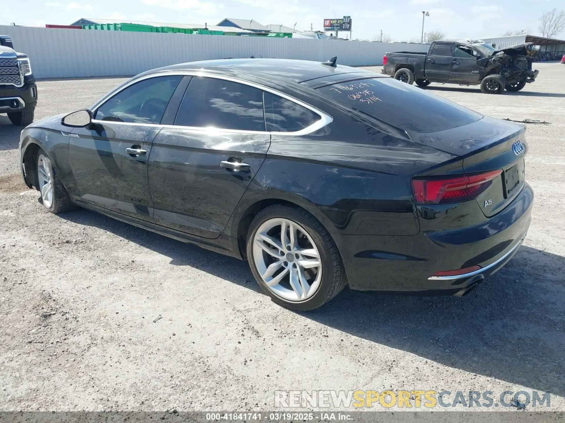 3 Фотография поврежденного автомобиля WAUANCF51KA061345 AUDI A5 2019